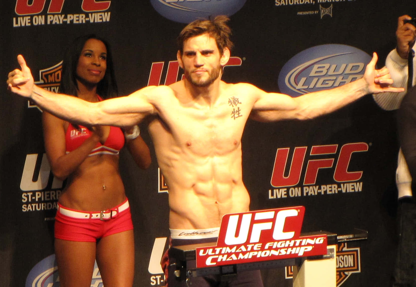 Jonfitch Pose In Der Ultimate Fighting Championship. Wallpaper