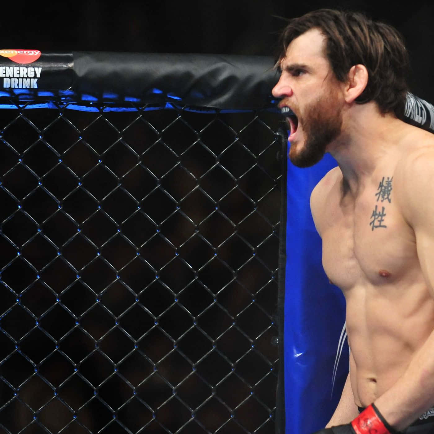 Jonfitch Sidovy Skrikande - (this Would Be A Potential Title For A Computer Or Mobile Wallpaper Featuring A Side View Of Jon Fitch, Possibly Mid-scream.) Wallpaper