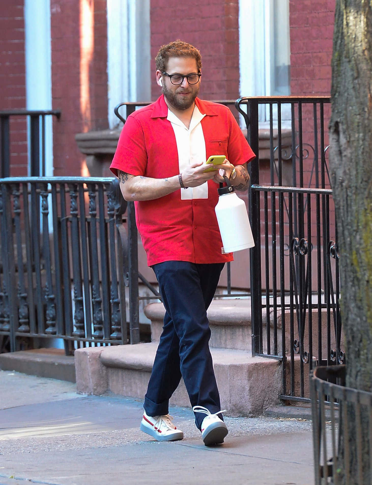 Jonahhill En Una Mirada Seria Fondo de pantalla