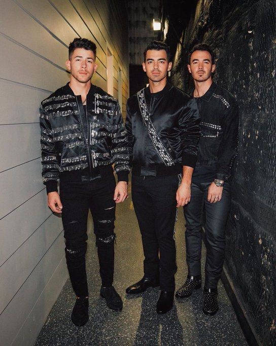 Jonas Brothers In Tutto Nero Sfondo
