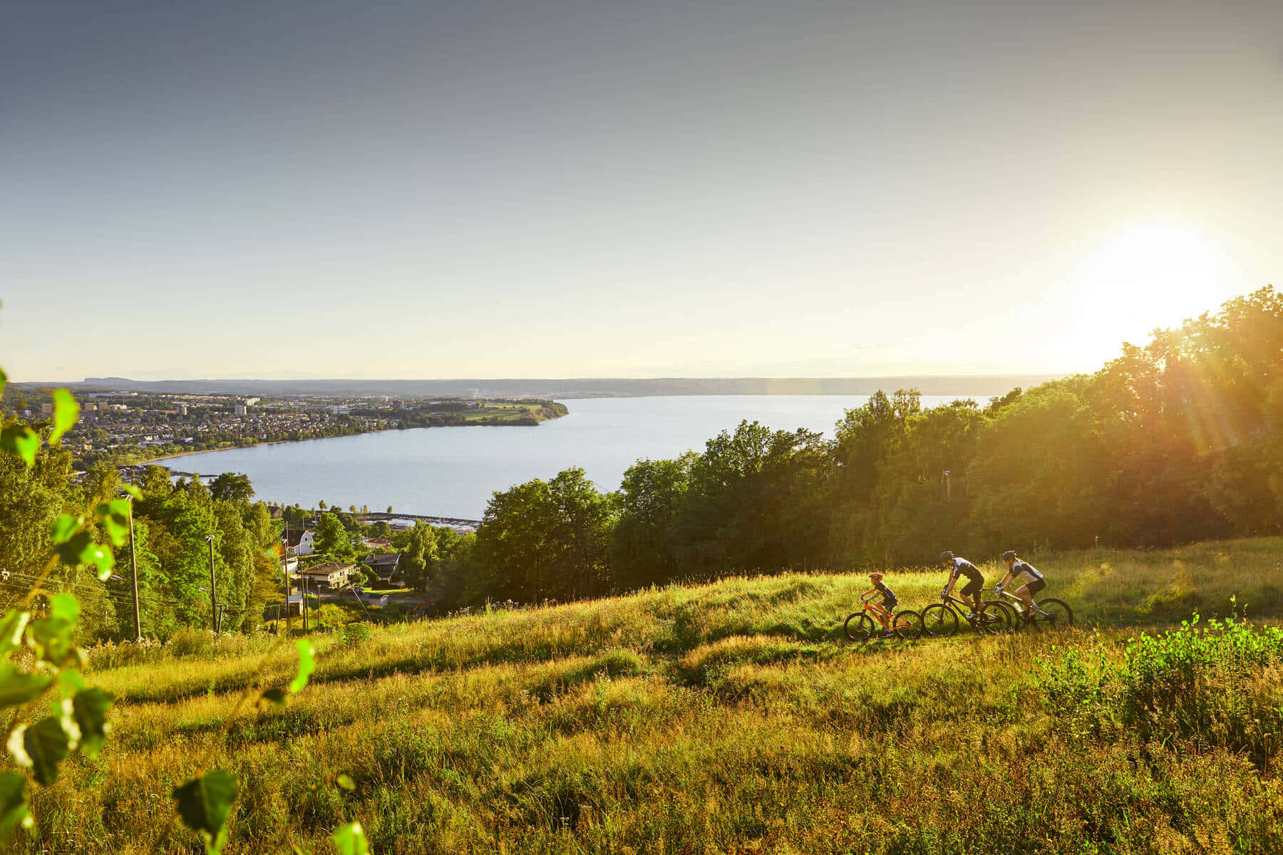 Coucher De Soleil À Jonkoping En Vélos Surplombant Le Lac Vattern Fond d'écran