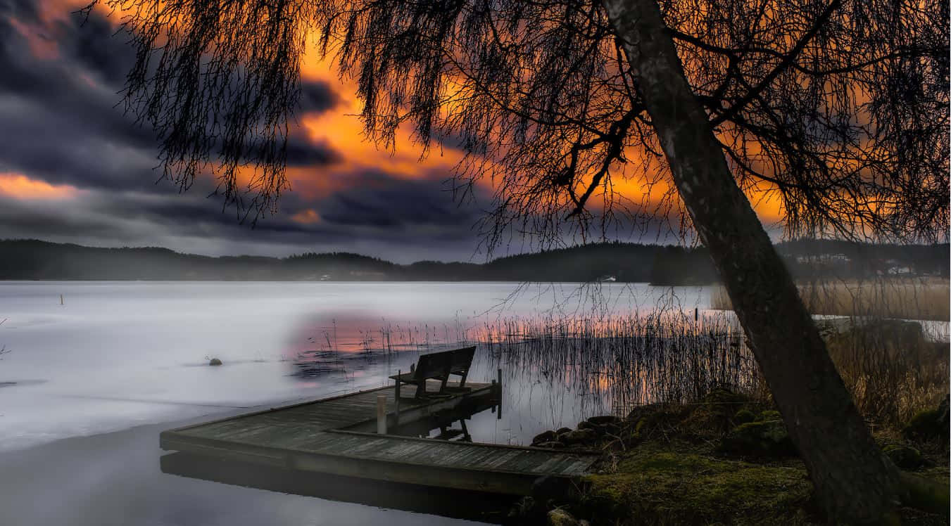 Coucher De Soleil Sur Le Lac Avec Un Quai À Jönköping Fond d'écran