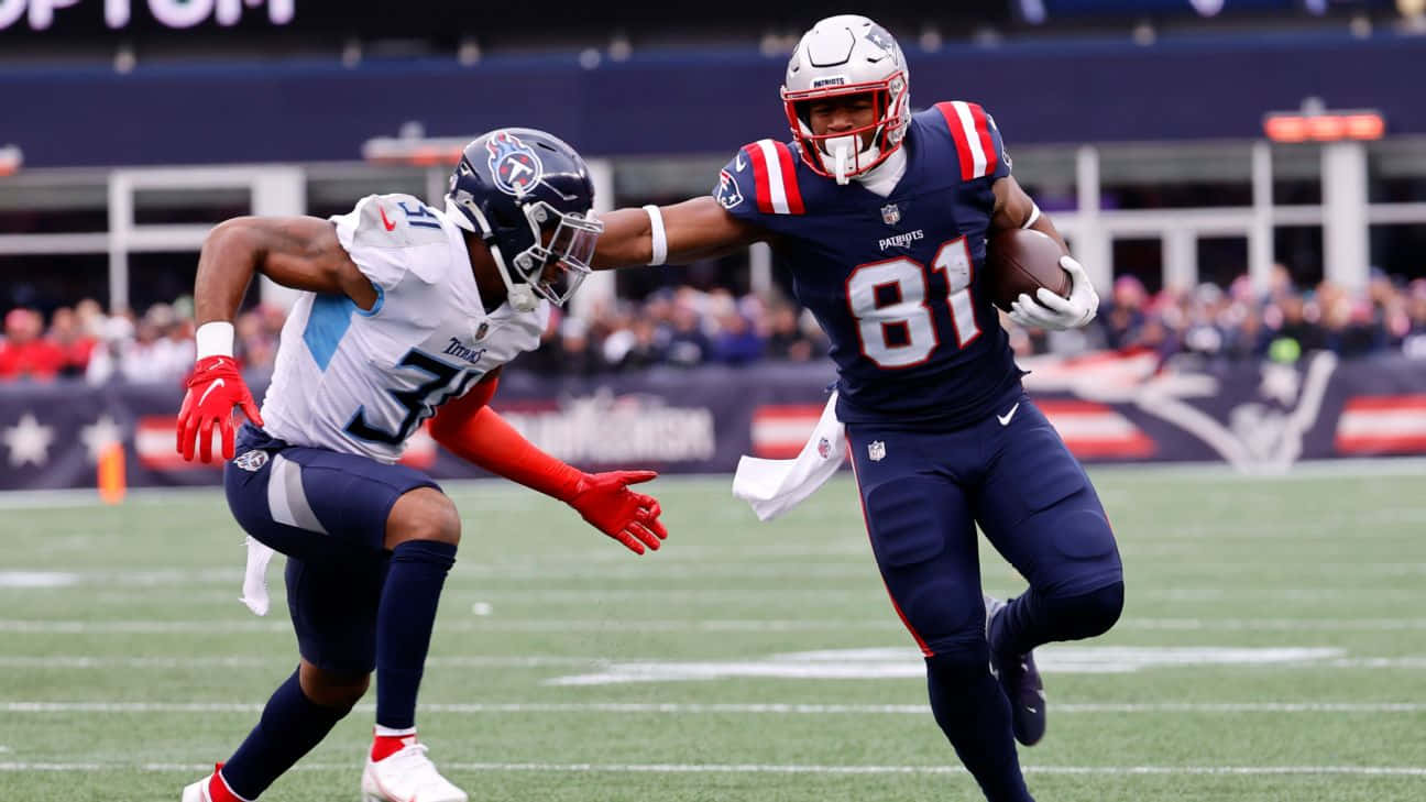 Jonnu Smith, Un Tight End De Football Américain, En Action Sur Le Terrain. Fond d'écran