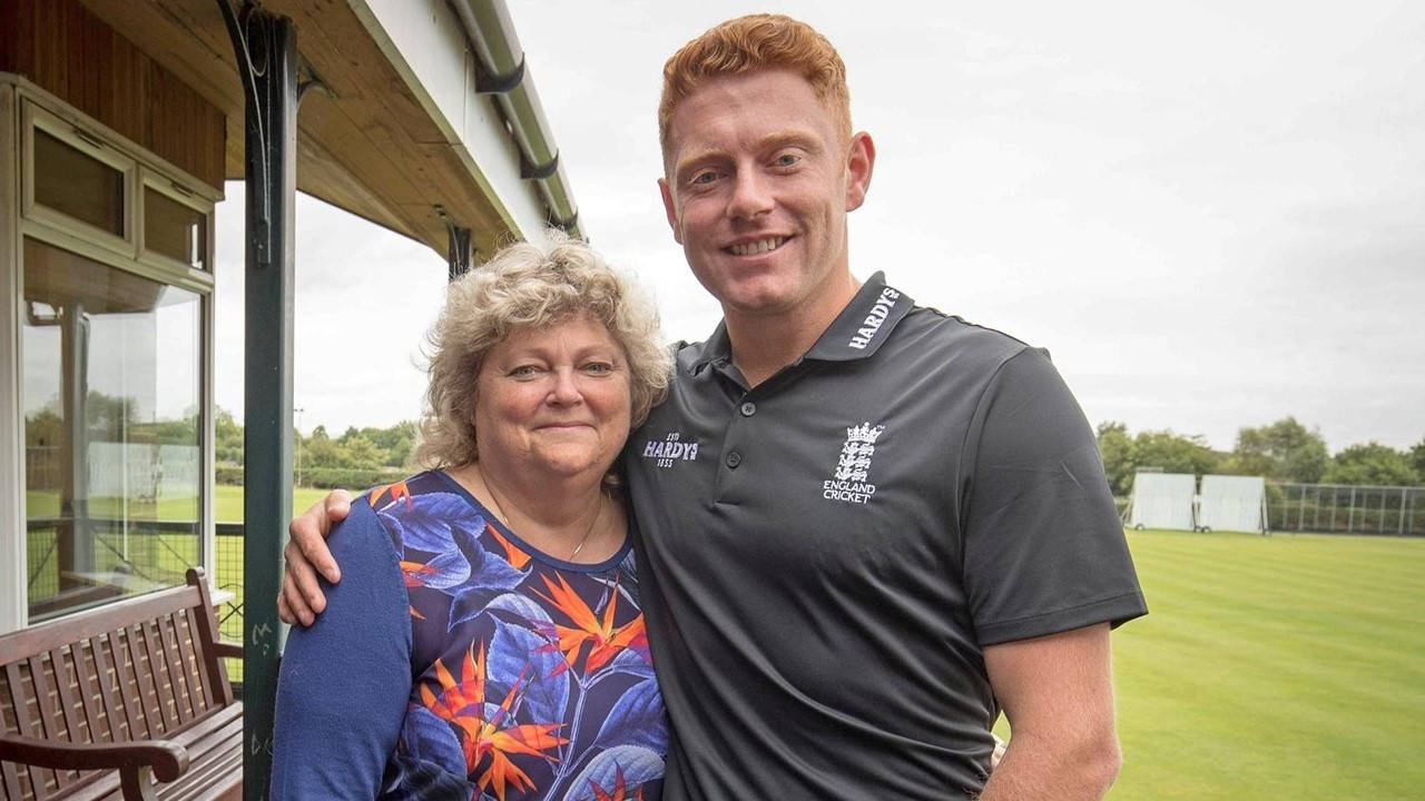 Jonny Bairstow Sweet Moment With Mother Wallpaper