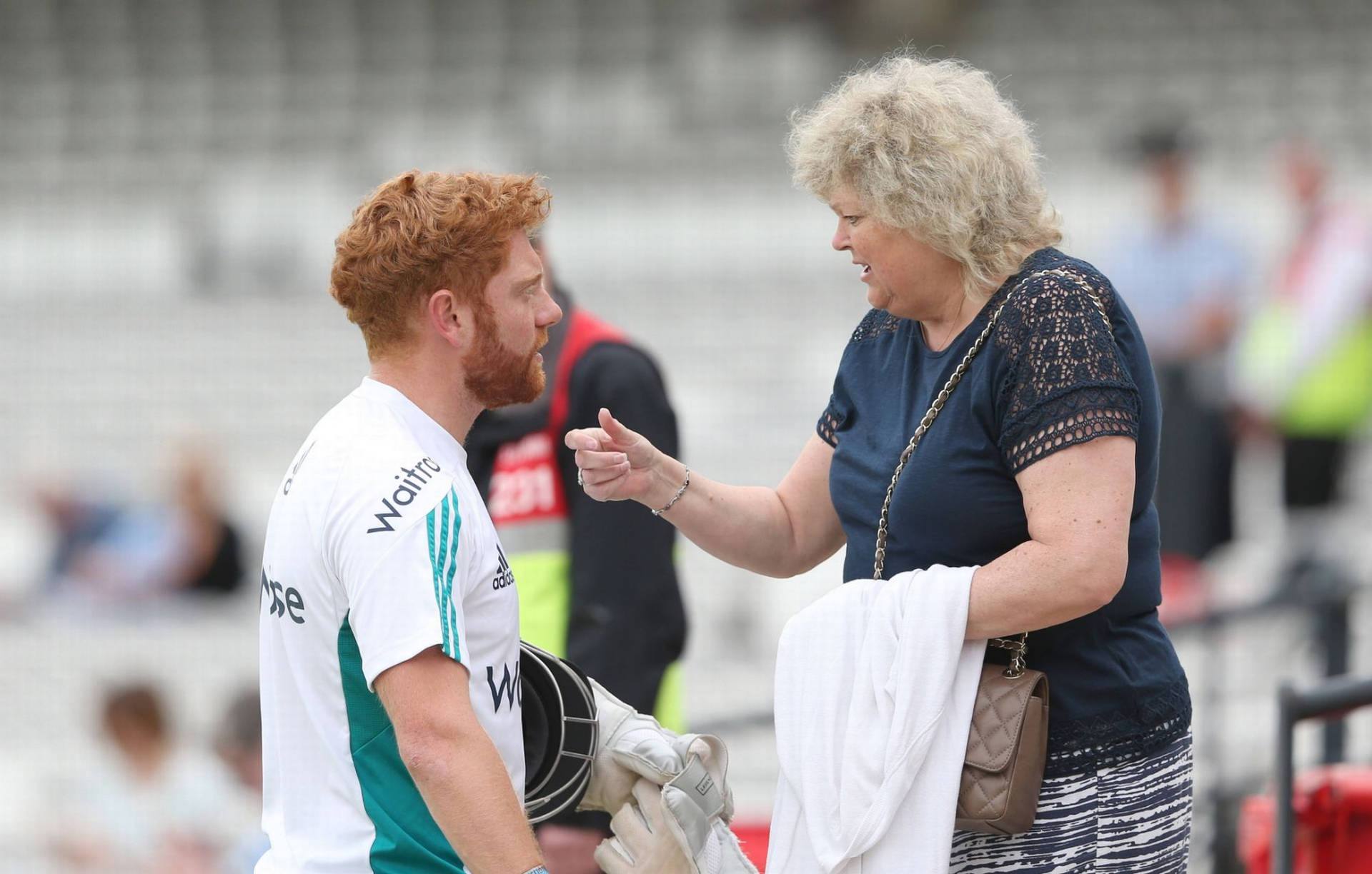 Jonnybairstow Med Sin Söta Mamma (as A Computer Or Mobile Wallpaper) Wallpaper