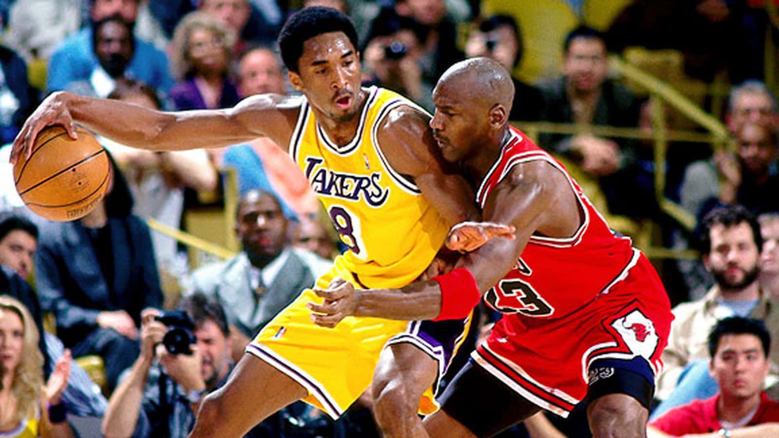 Michaeljordan Y Kobe Bryant, Dos Leyendas Del Baloncesto. Fondo de pantalla