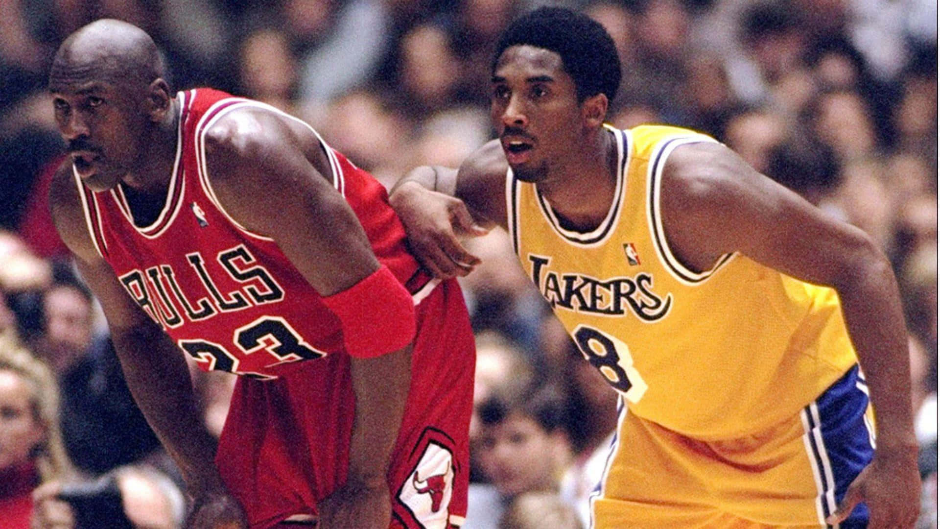 Dosleyendas Del Baloncesto, Kobe Bryant Y Michael Jordan, Abrazándose En Una Muestra De Mutuo Respeto. Fondo de pantalla