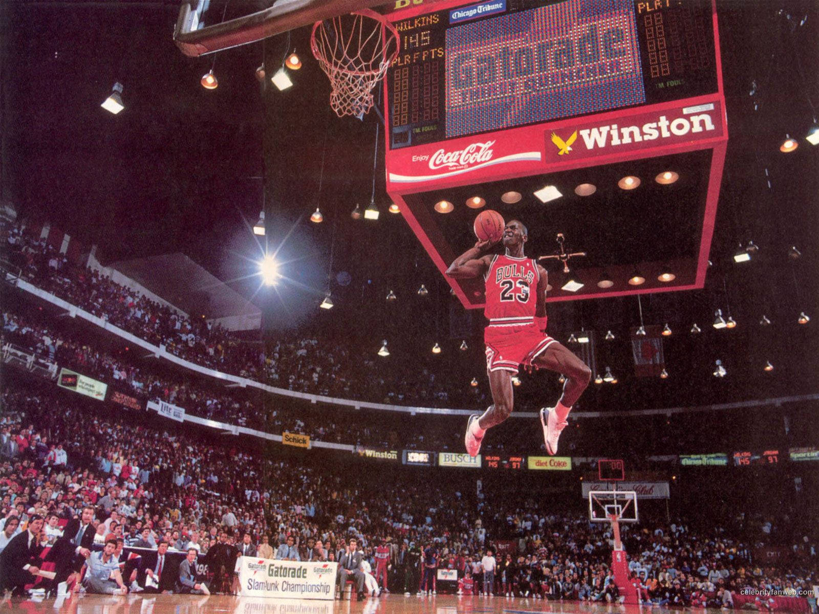 Zeigensie Ihre Fähigkeiten Auf Dem Basketballplatz Wie Michael Jordan Mit Einer Computer- Oder Mobiltelefon-hintergrundbild. Wallpaper