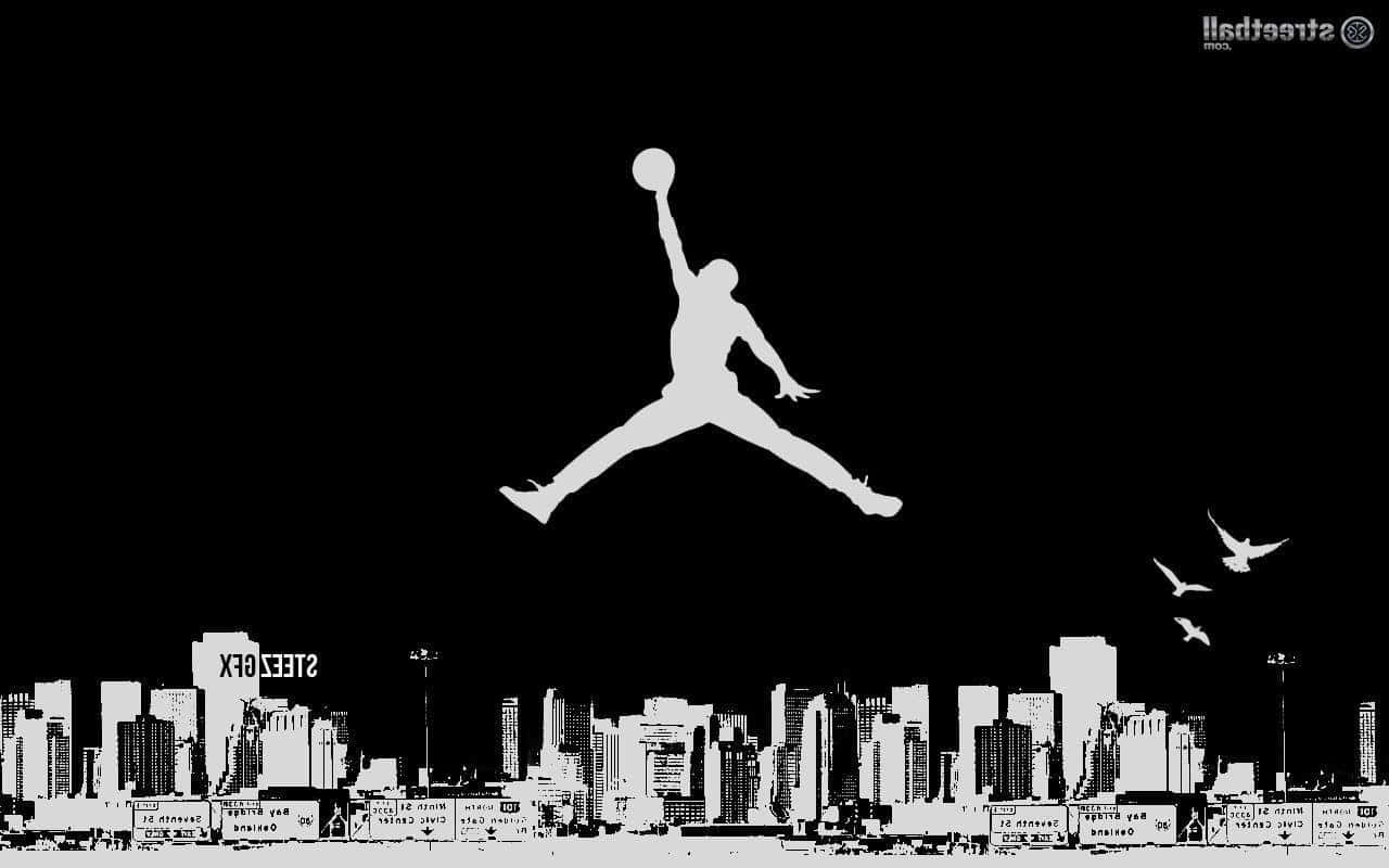 Unjugador De Baloncesto Está Saltando En El Aire Sobre Una Ciudad. Fondo de pantalla
