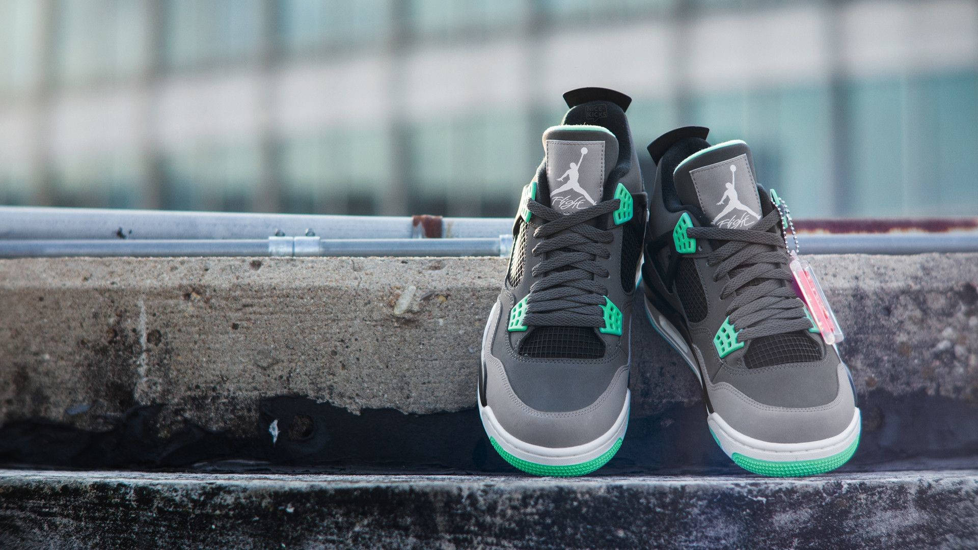 Opgrader dit sneaker-spil med stilfulde, klassiske Jordan sko. Wallpaper