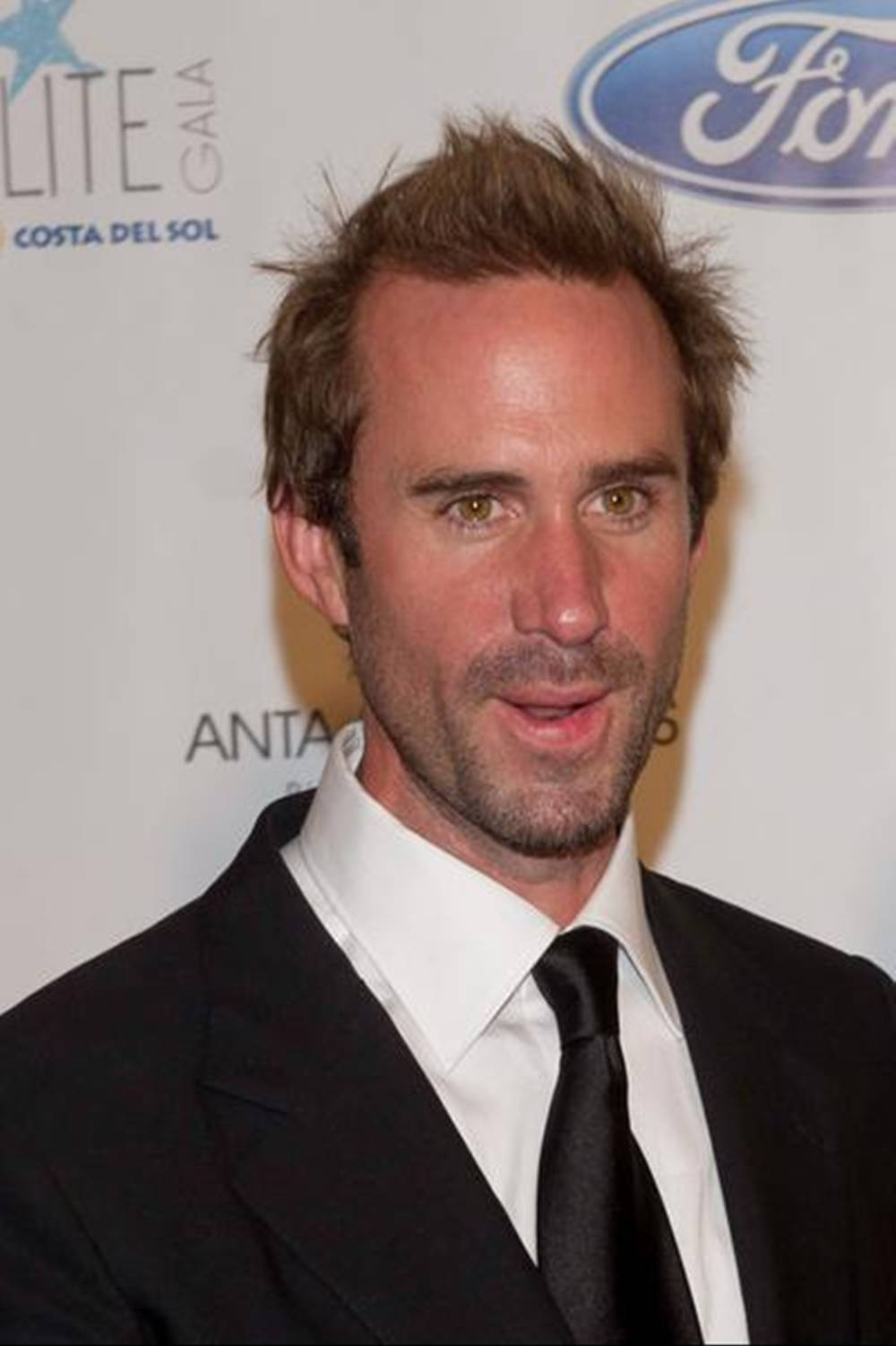 Joseph Fiennes At A Ford Event Wallpaper