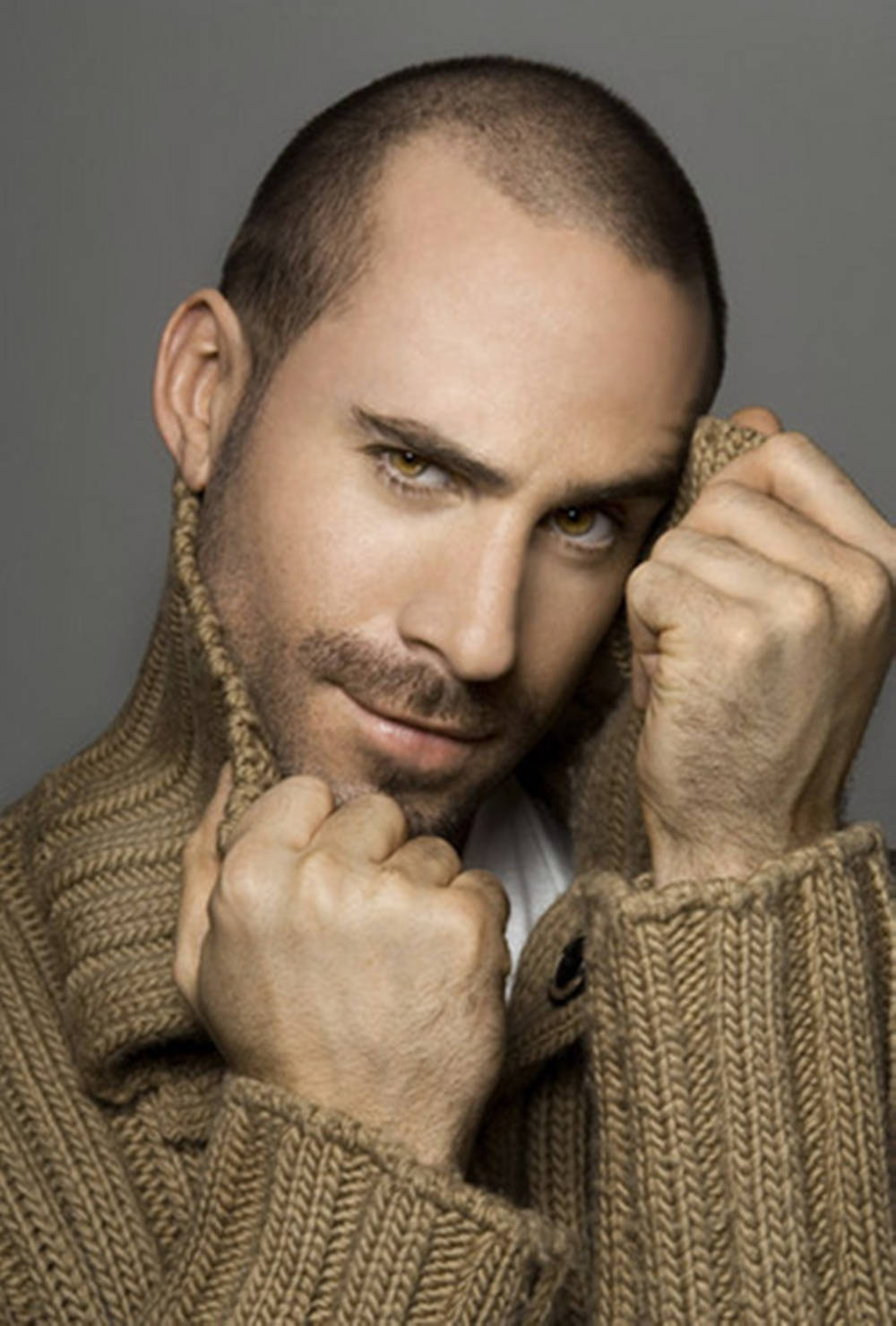 Joseph Fiennes In A Knitted Cardigan Wallpaper