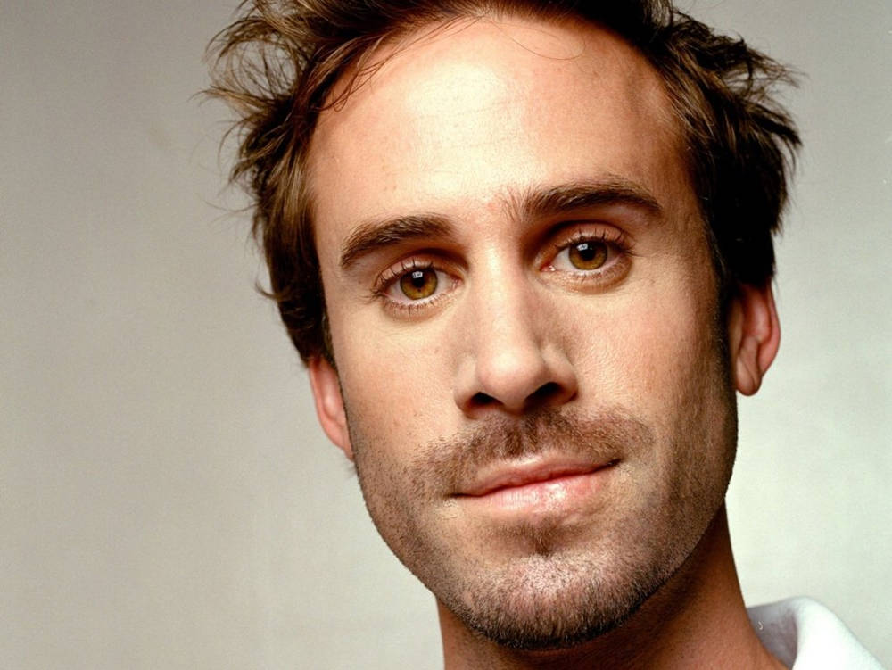 Joseph Fiennes With Messy Hair Wallpaper
