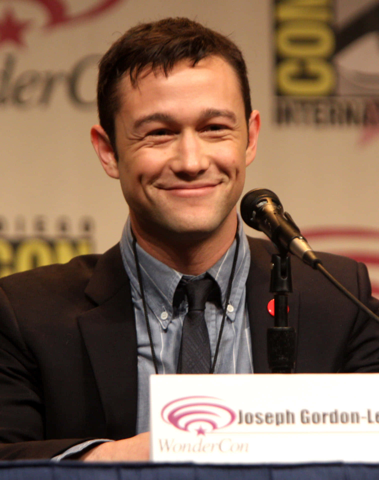 Josephgordon-levitt Luce Elegante Con Una Pajarita Y Un Chaleco. Fondo de pantalla