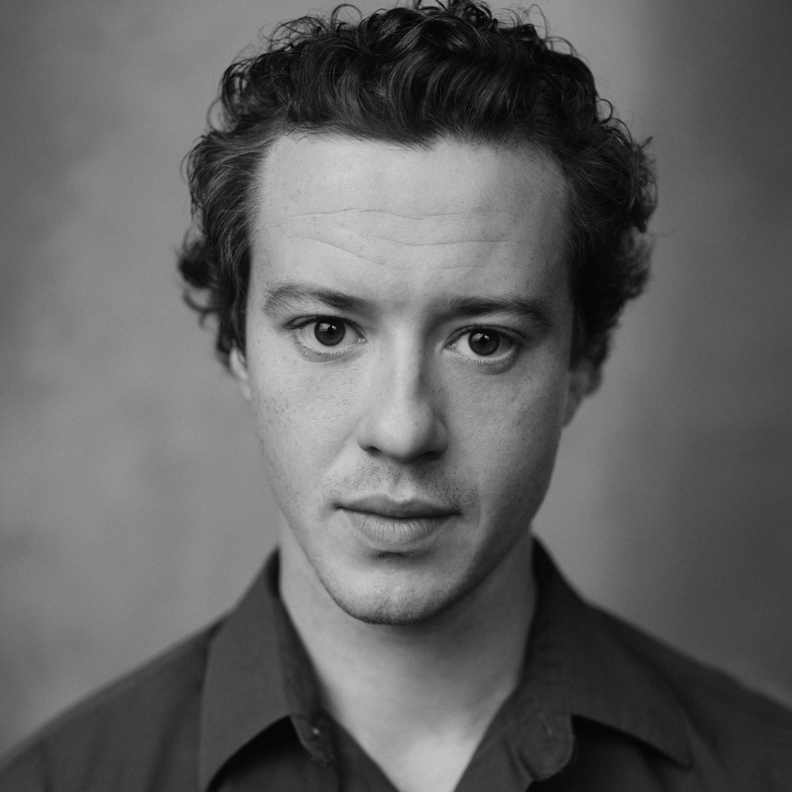 Striking Black and White Portrait of Actor Joseph Quinn Wallpaper
