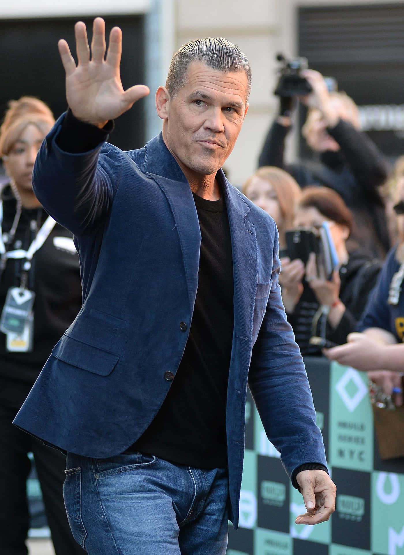 Actor Josh Brolin Kijkt Over De Stad Achtergrond