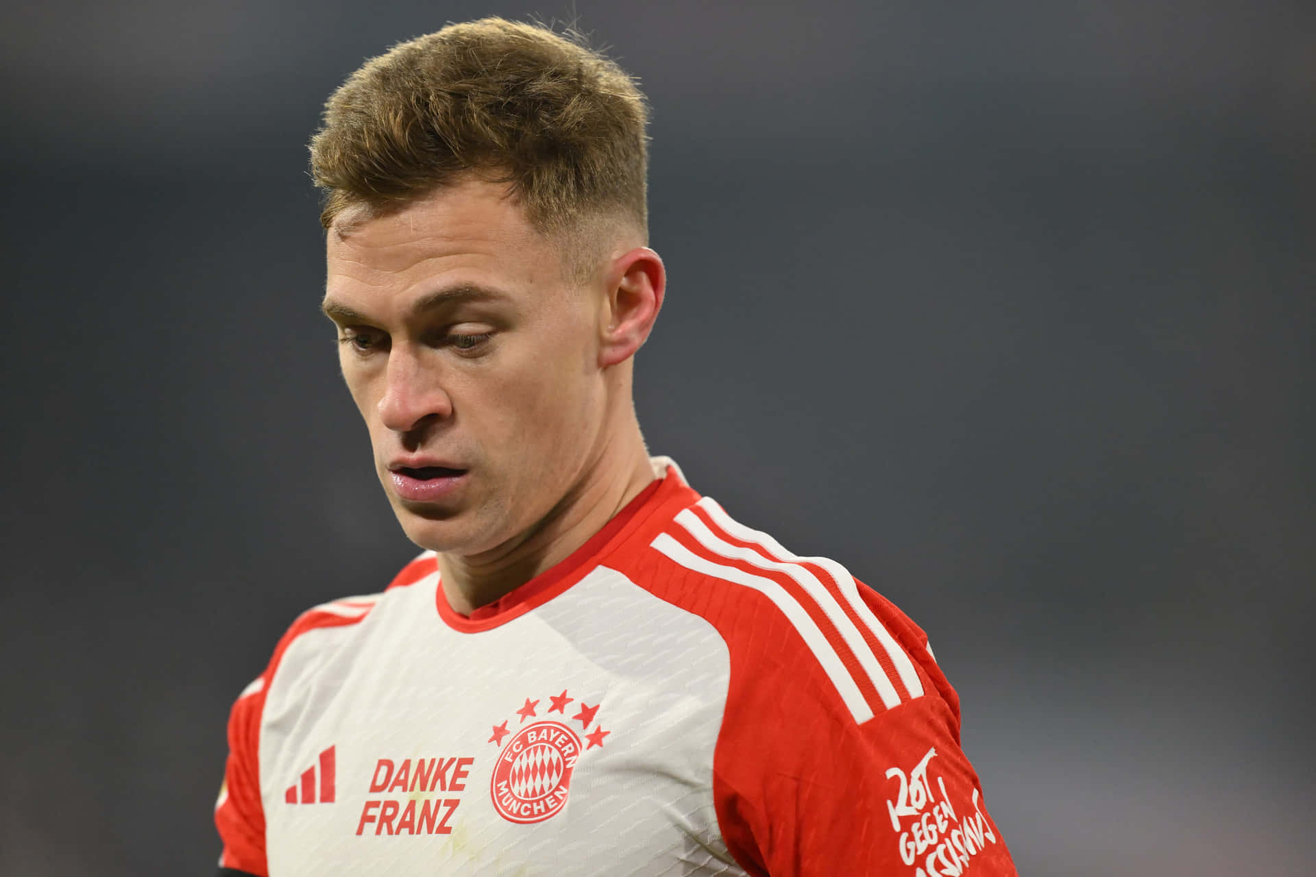 Joshua Kimmich Bayern München Drakt Bakgrunnsbildet