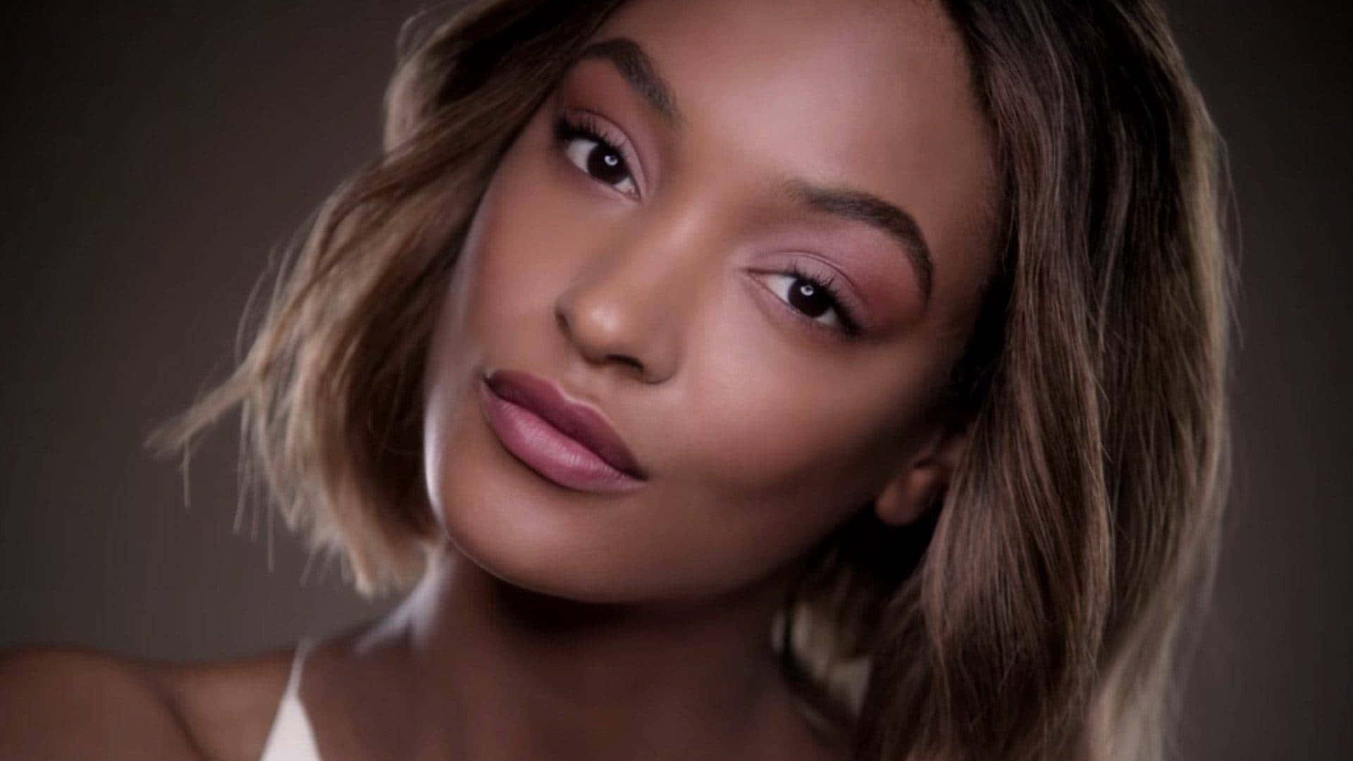 Jourdan Dunn Betoverend In Verbluffende Fotoshoot Achtergrond