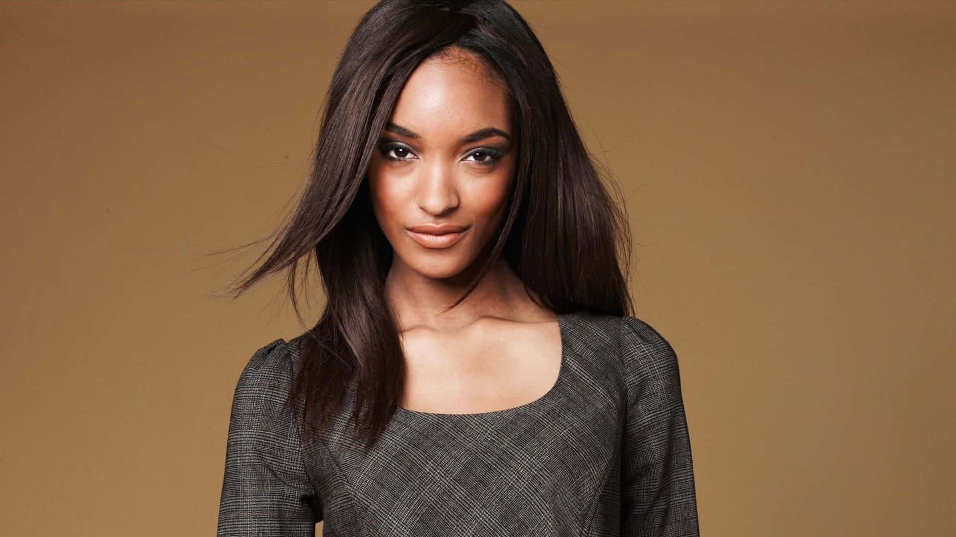 Jourdan Dunn Poseert In Gele Jurk Achtergrond