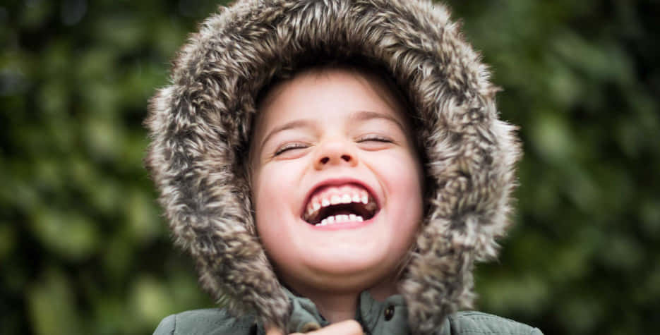 Enfant Joyeux Riant À L'extérieur Fond d'écran