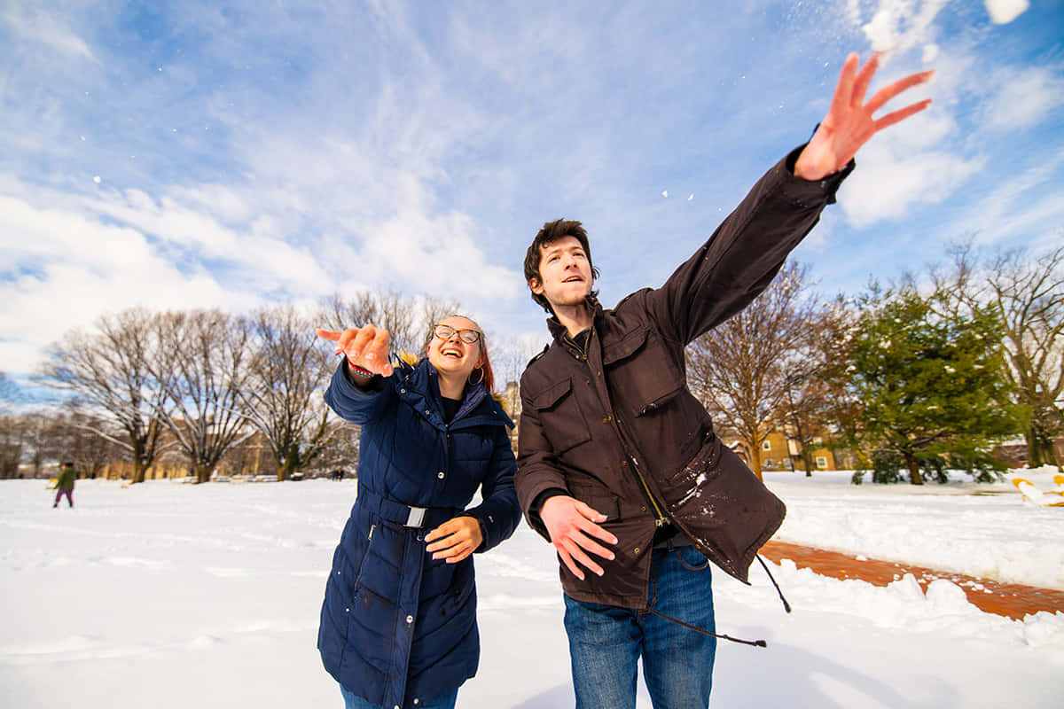 Vrolijke Sneeuwbal Gevecht Winter Plezier.jpg Achtergrond