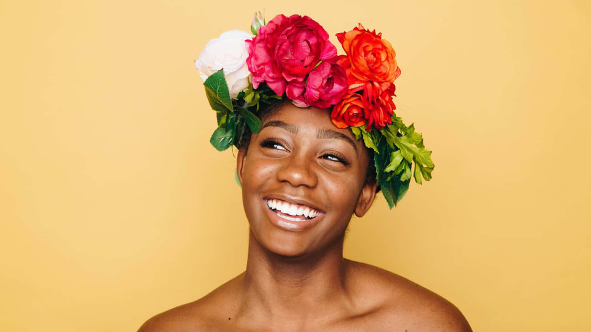 Vrolijke Vrouw Bloemkrans Gele Achtergrond Achtergrond