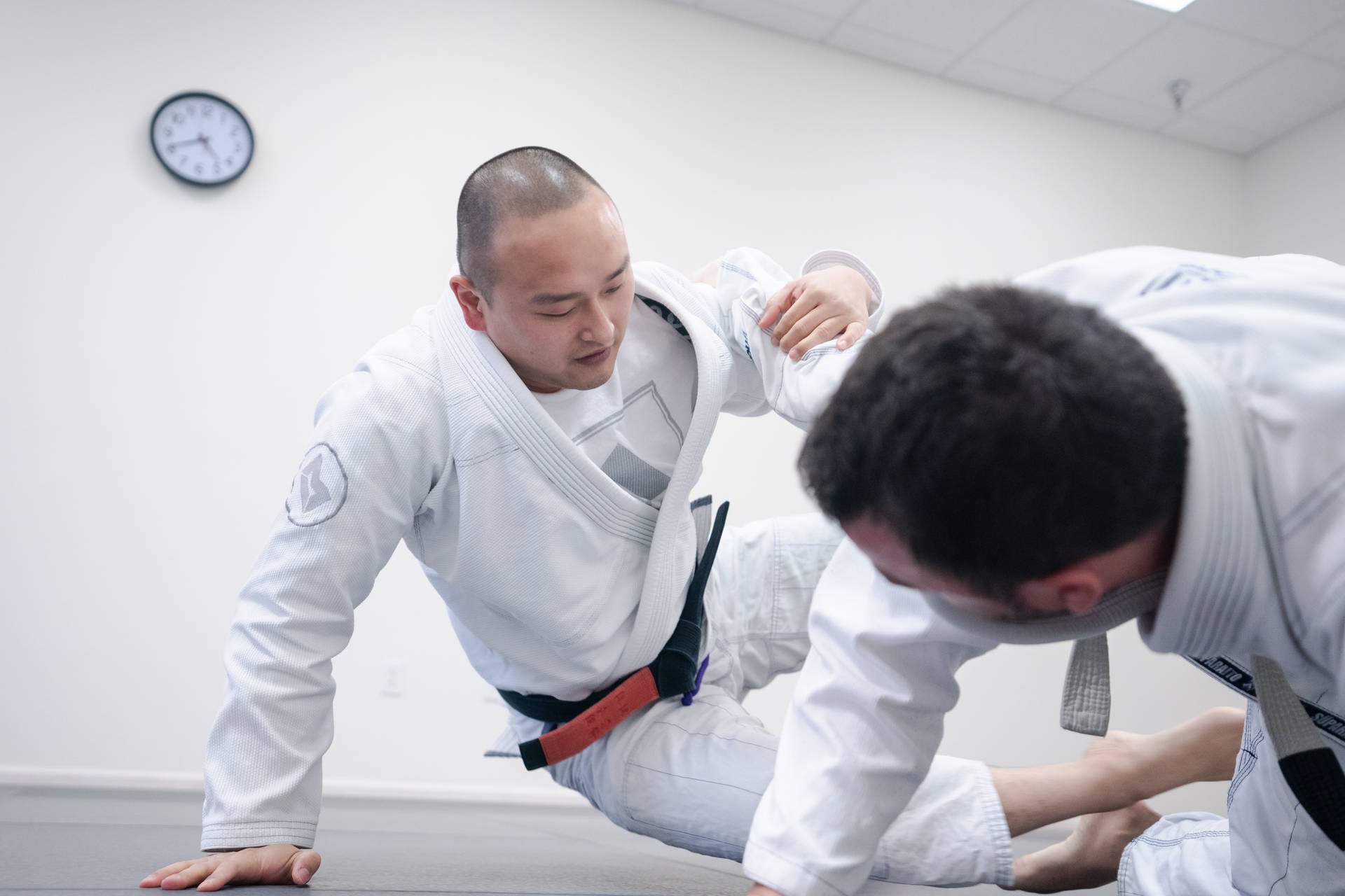 Judotræner og elev Uke og Tori på tatami Wallpaper