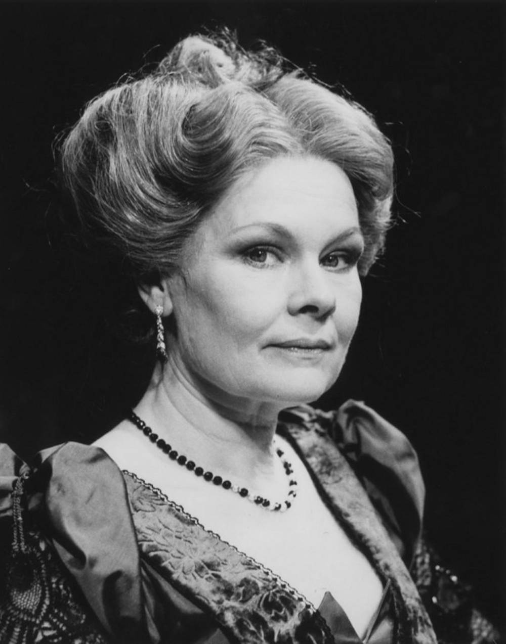 Judy Dench Lovely Black And White Wallpaper