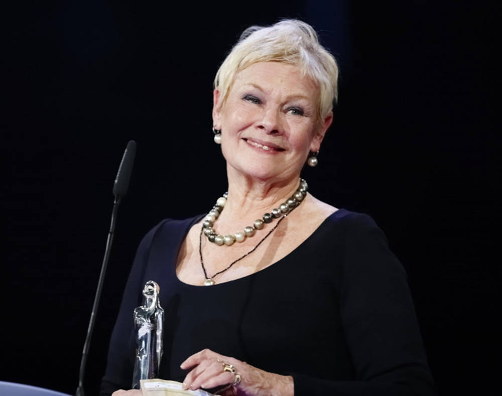 Judy Dench With A Trophy Wallpaper