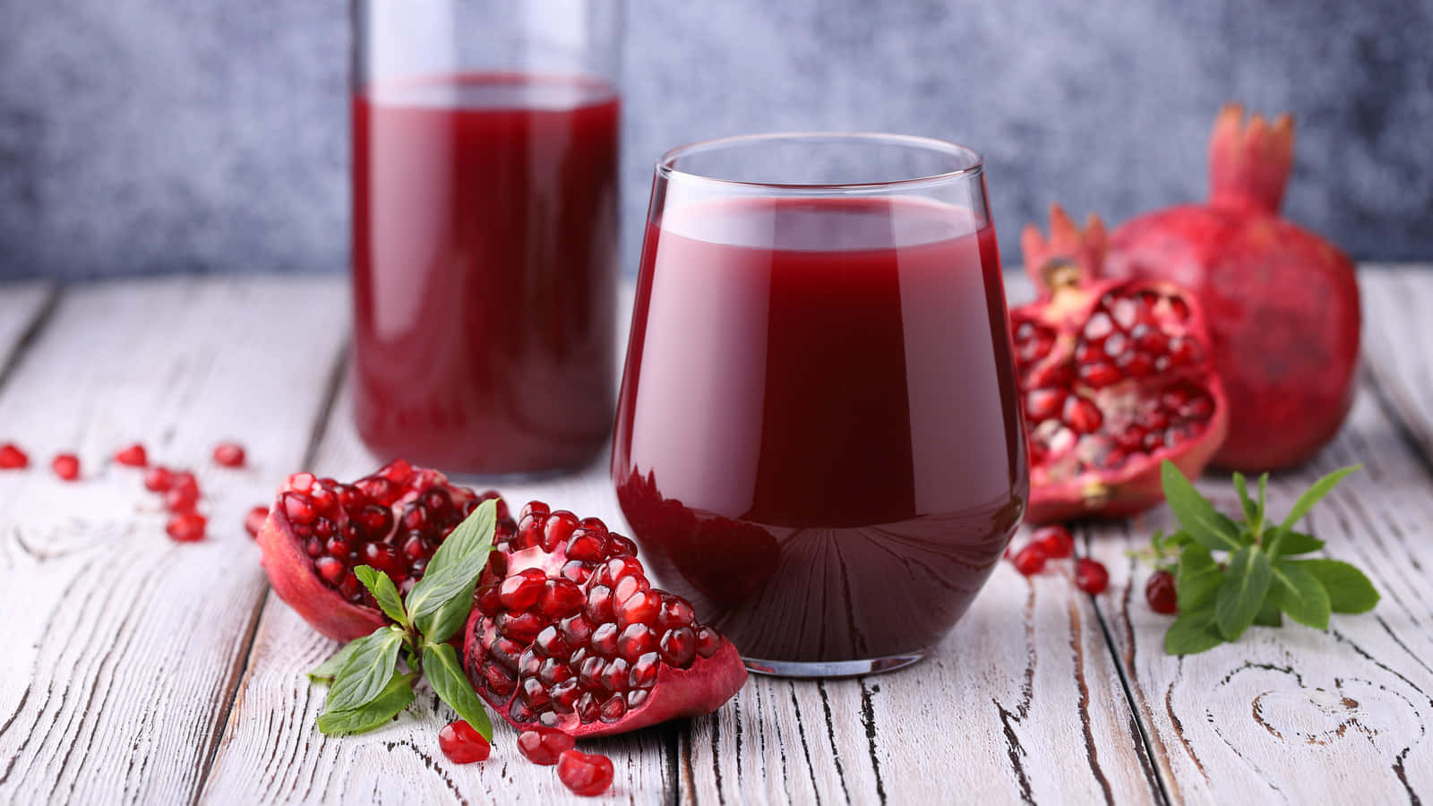Juice With Fresh Pomegranate Fruits Wallpaper