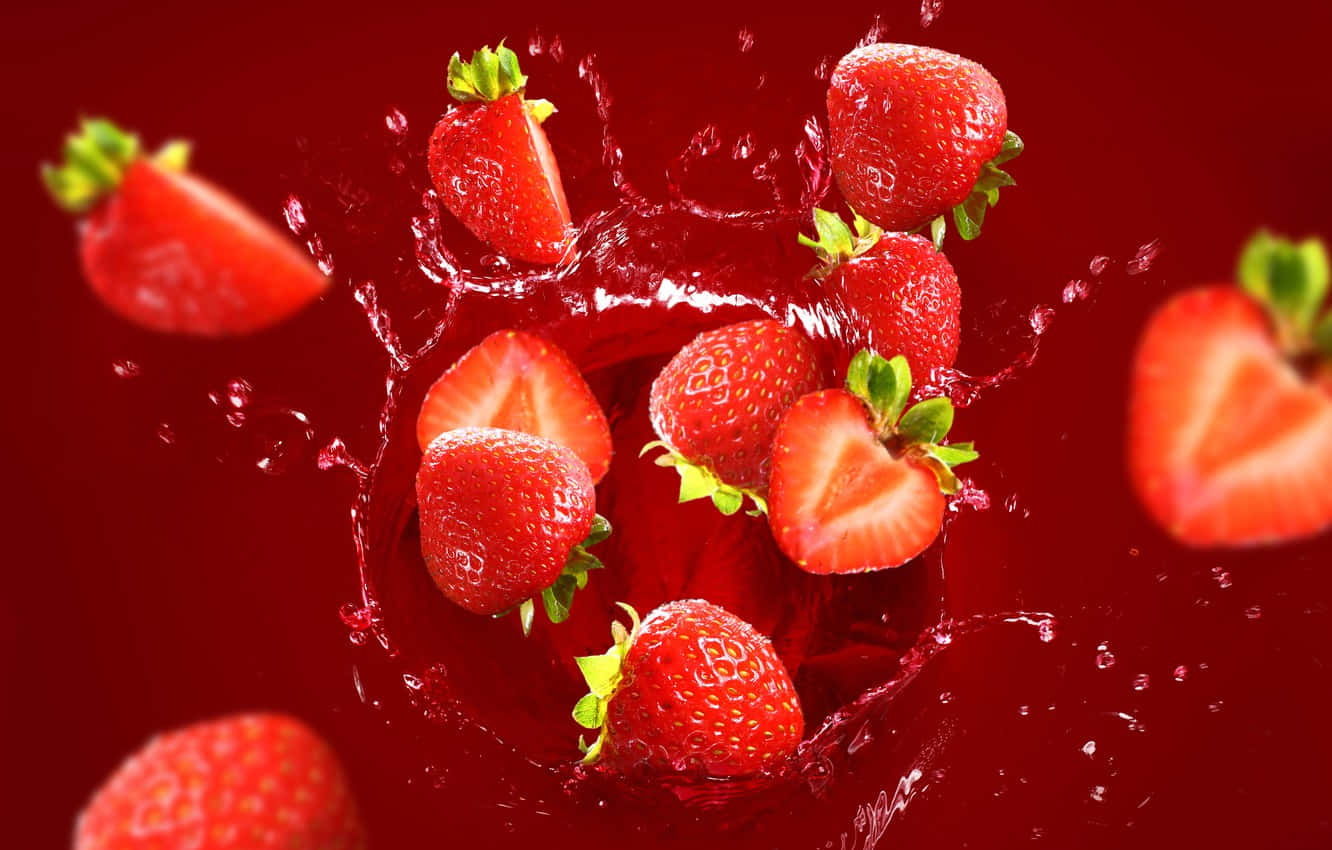 Juice With Slices Of Strawberries Wallpaper