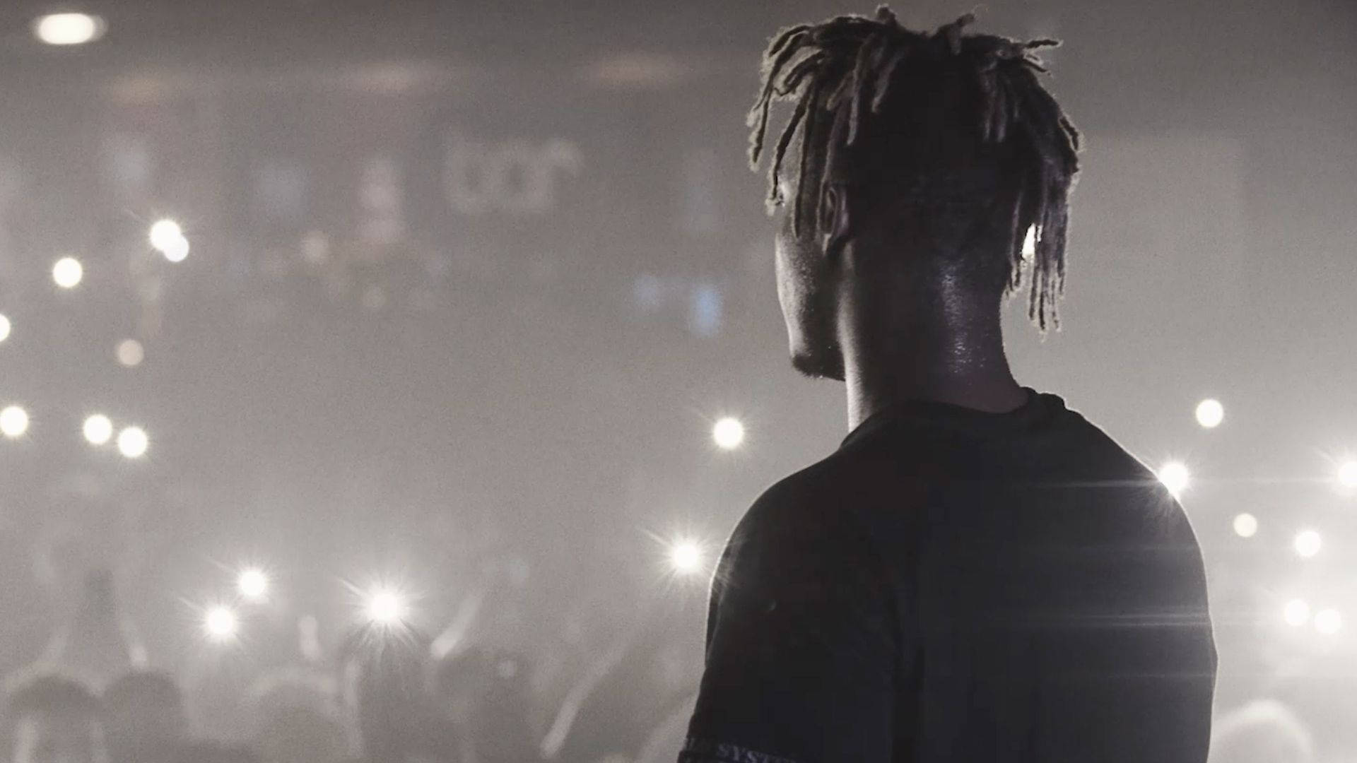 Juice Wrld brings his signature sound to the stage. Wallpaper