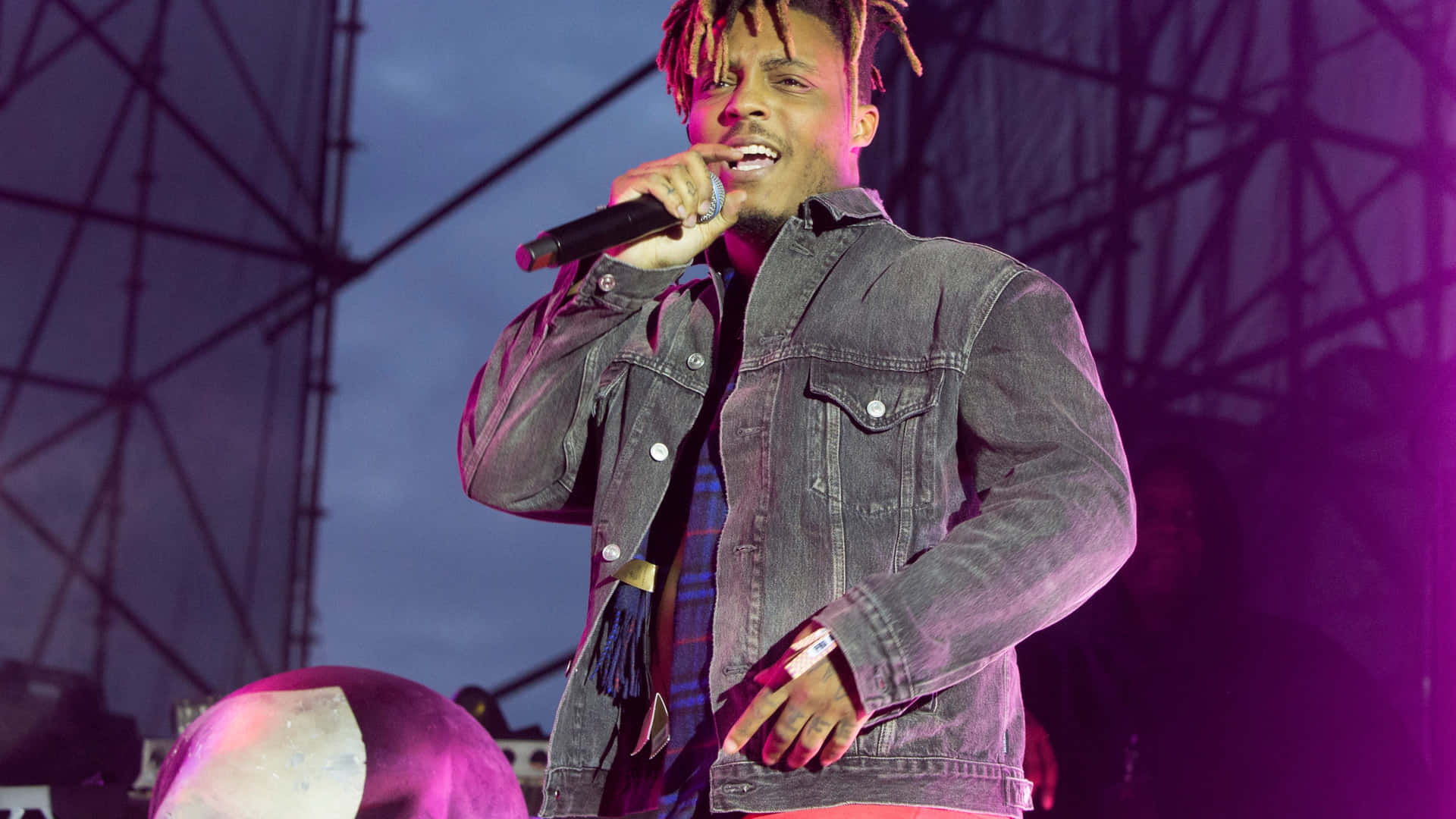Juice Wrld electrifies the stage with his energetic performance Wallpaper