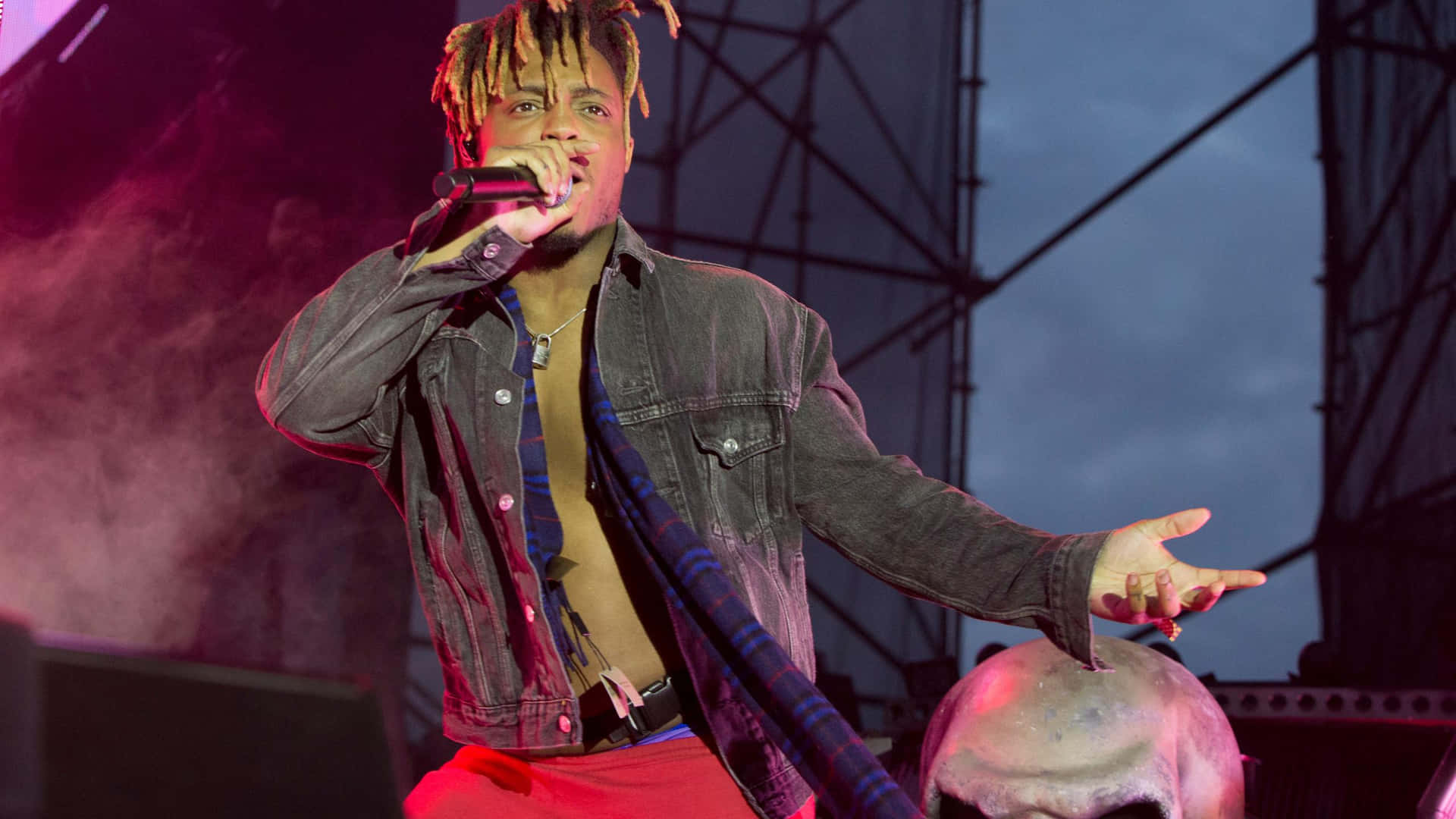 Enjoying the music from Juice Wrld live in concert Wallpaper