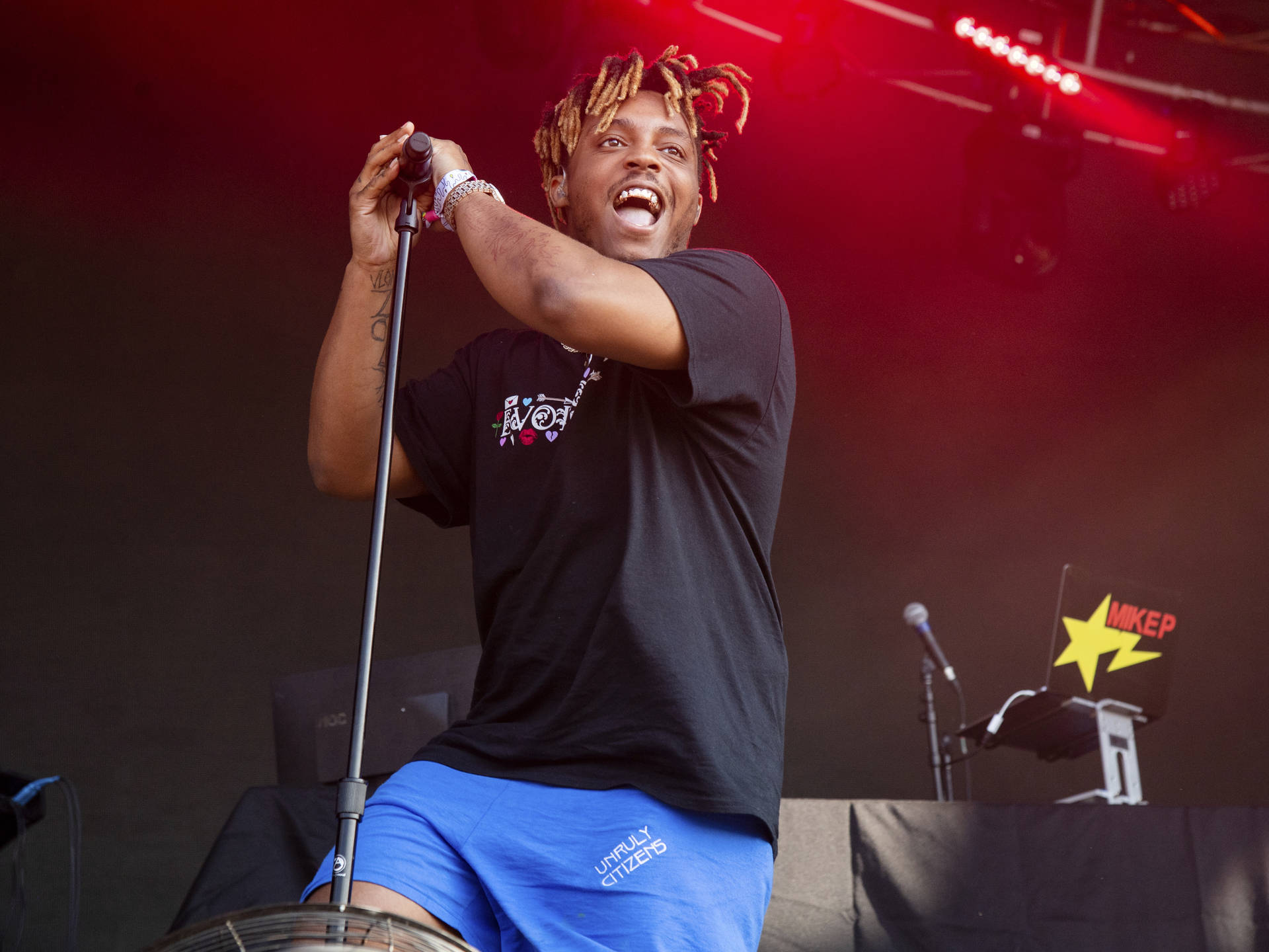 Download Juice Wrld Performing Live Wallpaper | Wallpapers.com