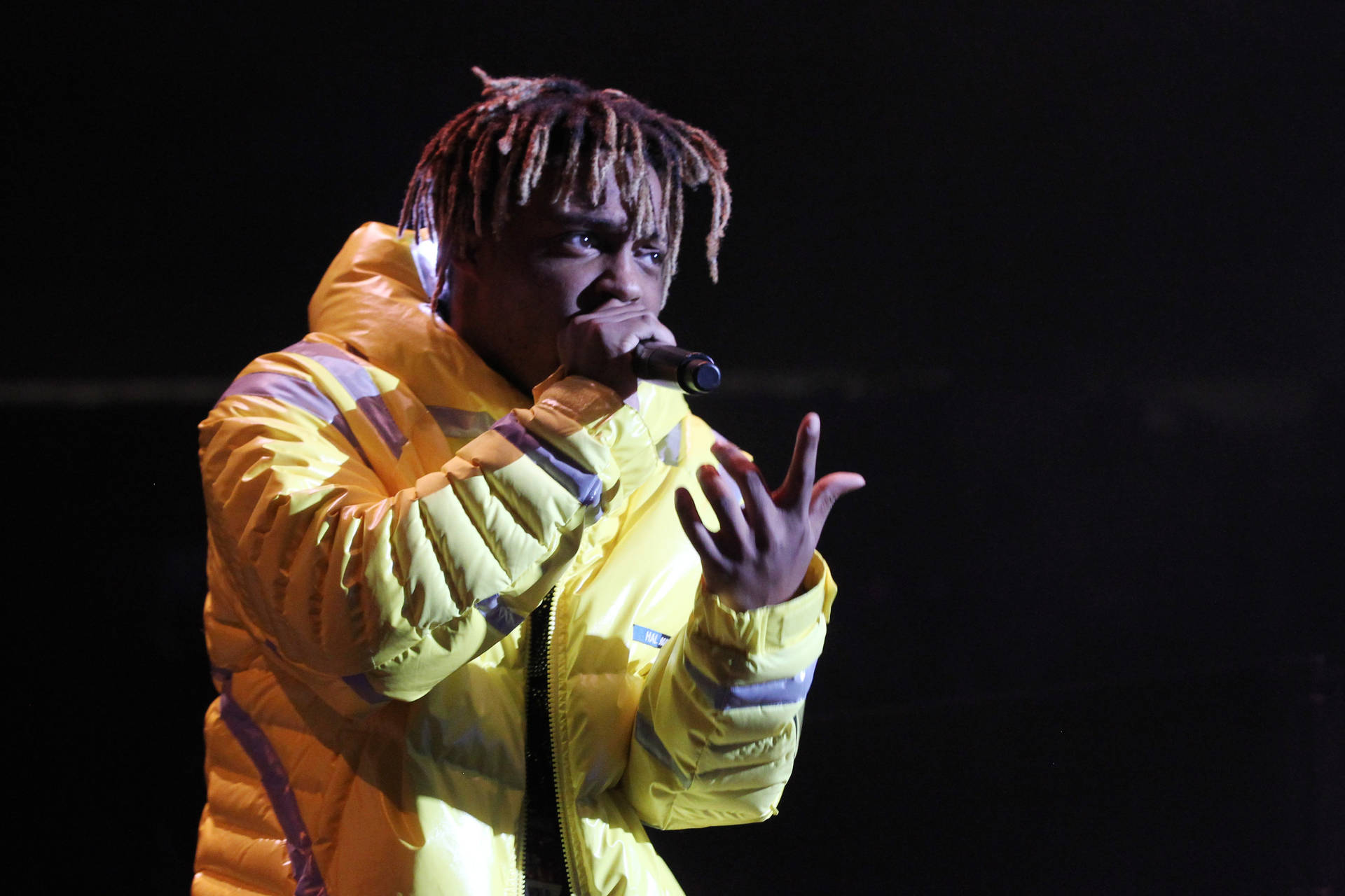 Juice Wrld Gele Jas Prestatie Achtergrond