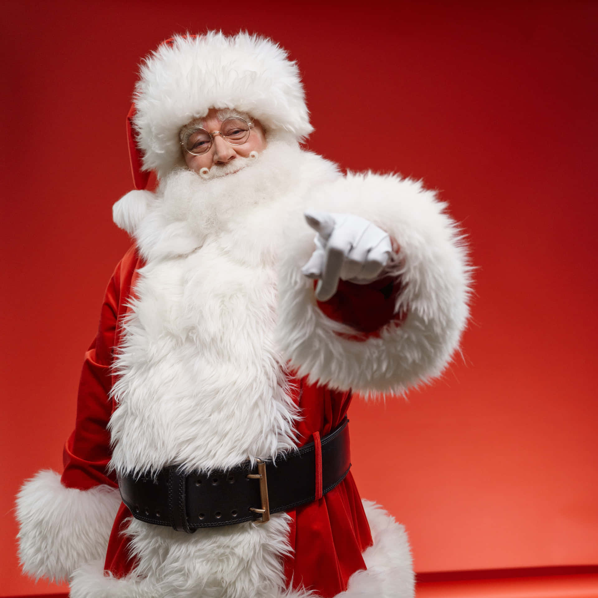 Santa Claus billedsmukt rider hans pålidelige ren.