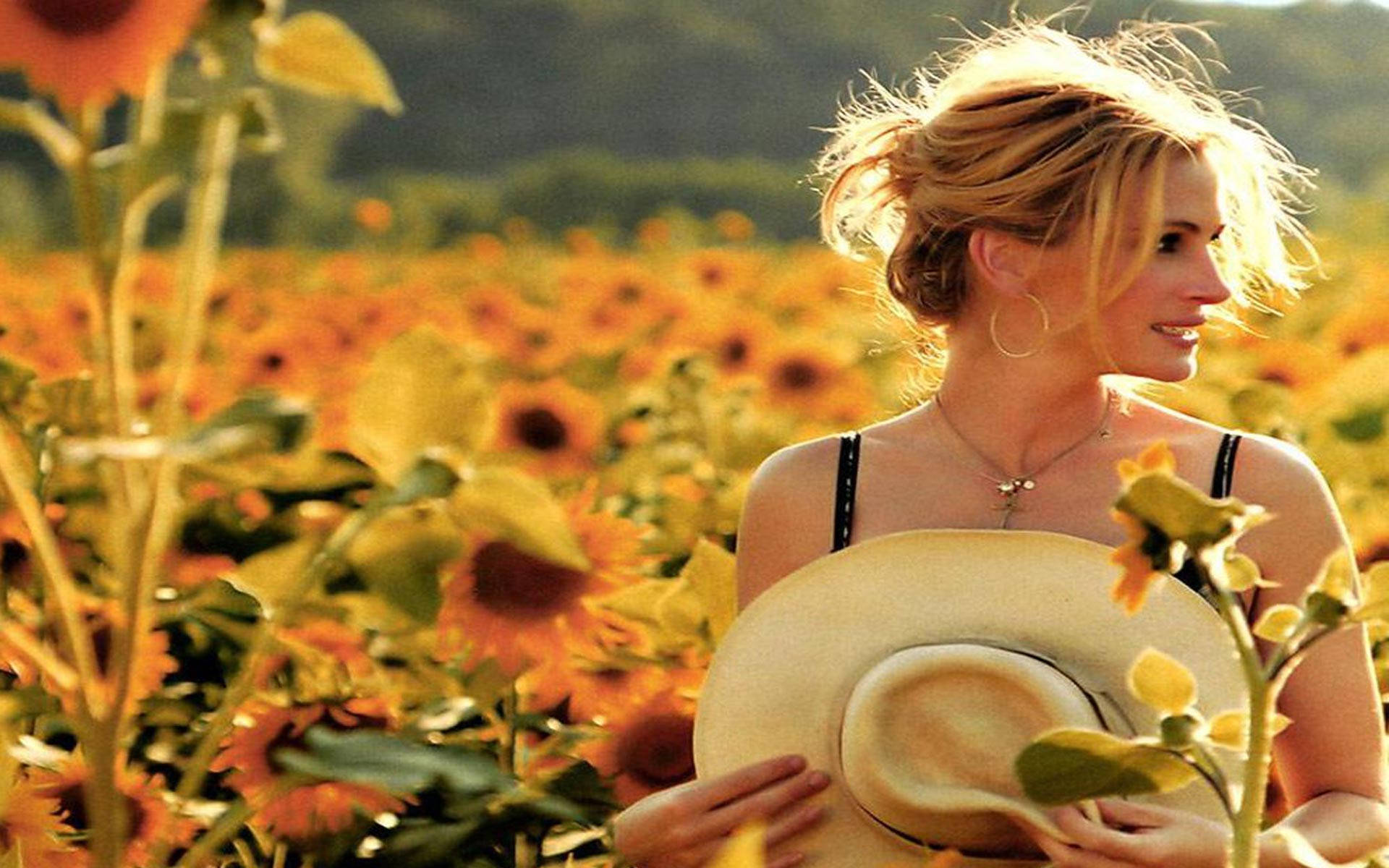 Julia Roberts With Sunflowers Wallpaper