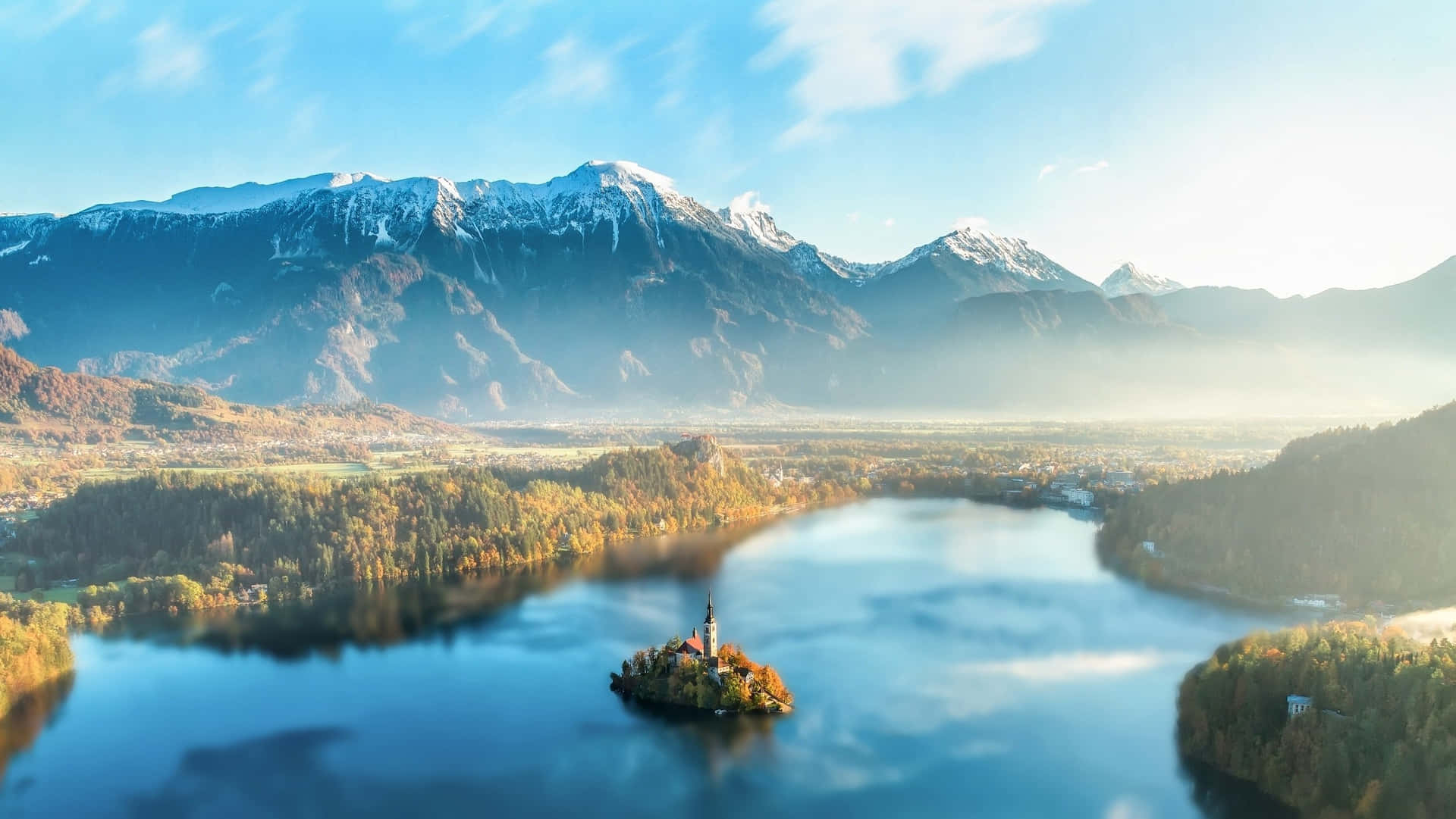 Unavista Impresionante De La Cima De Los Alpes Julianos Con El Lago Bled Al Fondo. Fondo de pantalla