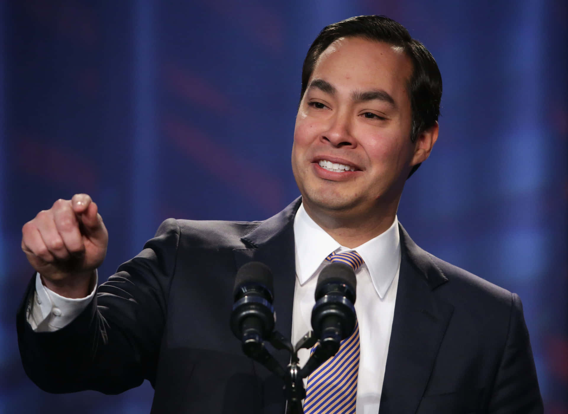 Julian Castro Engaging with Audience Wallpaper