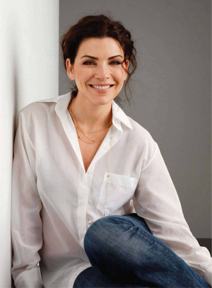 Julianna Margulies In A White Long Sleeve Polo Wallpaper