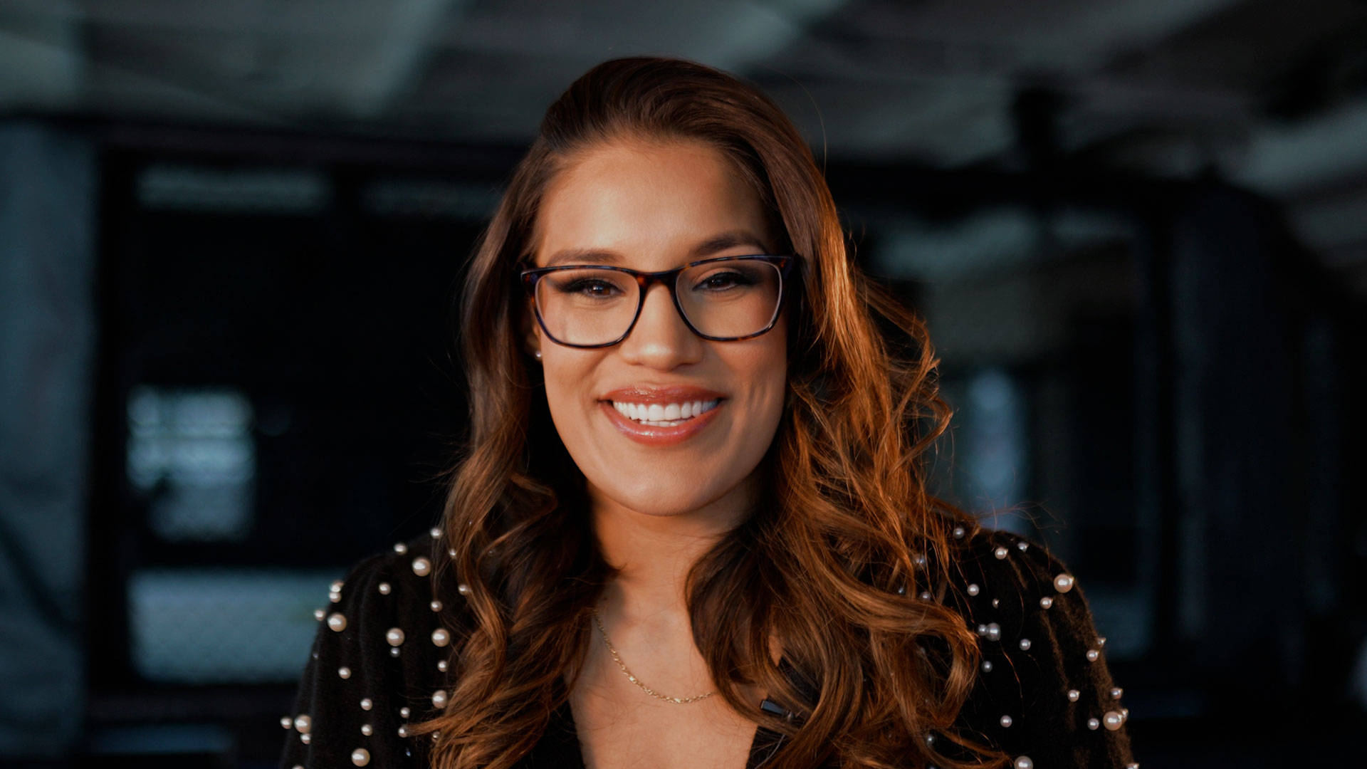 Julianna Peña With Makeup And Eyeglasses Wallpaper