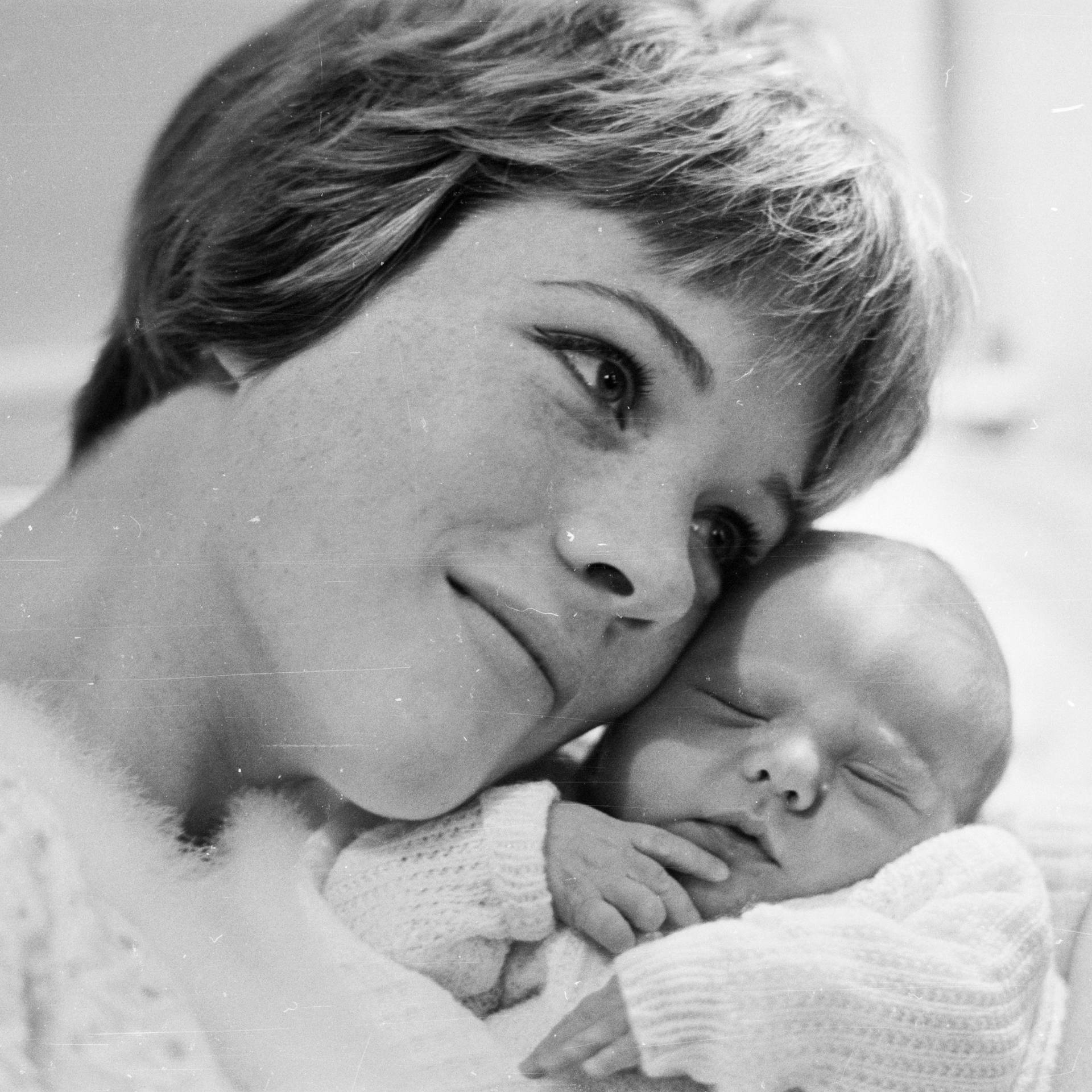 Julie Andrews With A Baby Wallpaper