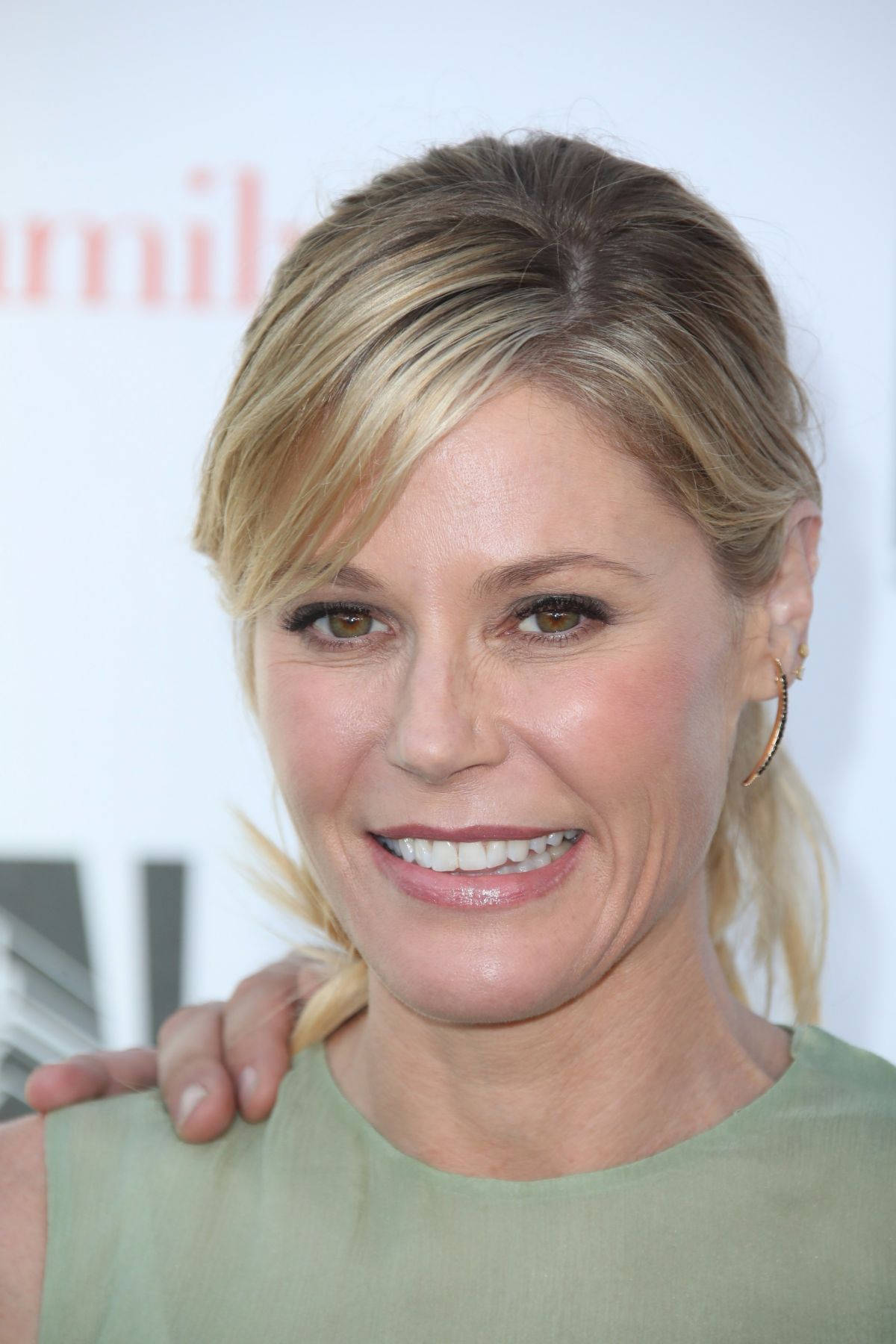 Juliebowen Log Awkwardt. (assuming This Is The Desired Phrase For A Computer Or Mobile Wallpaper) Wallpaper
