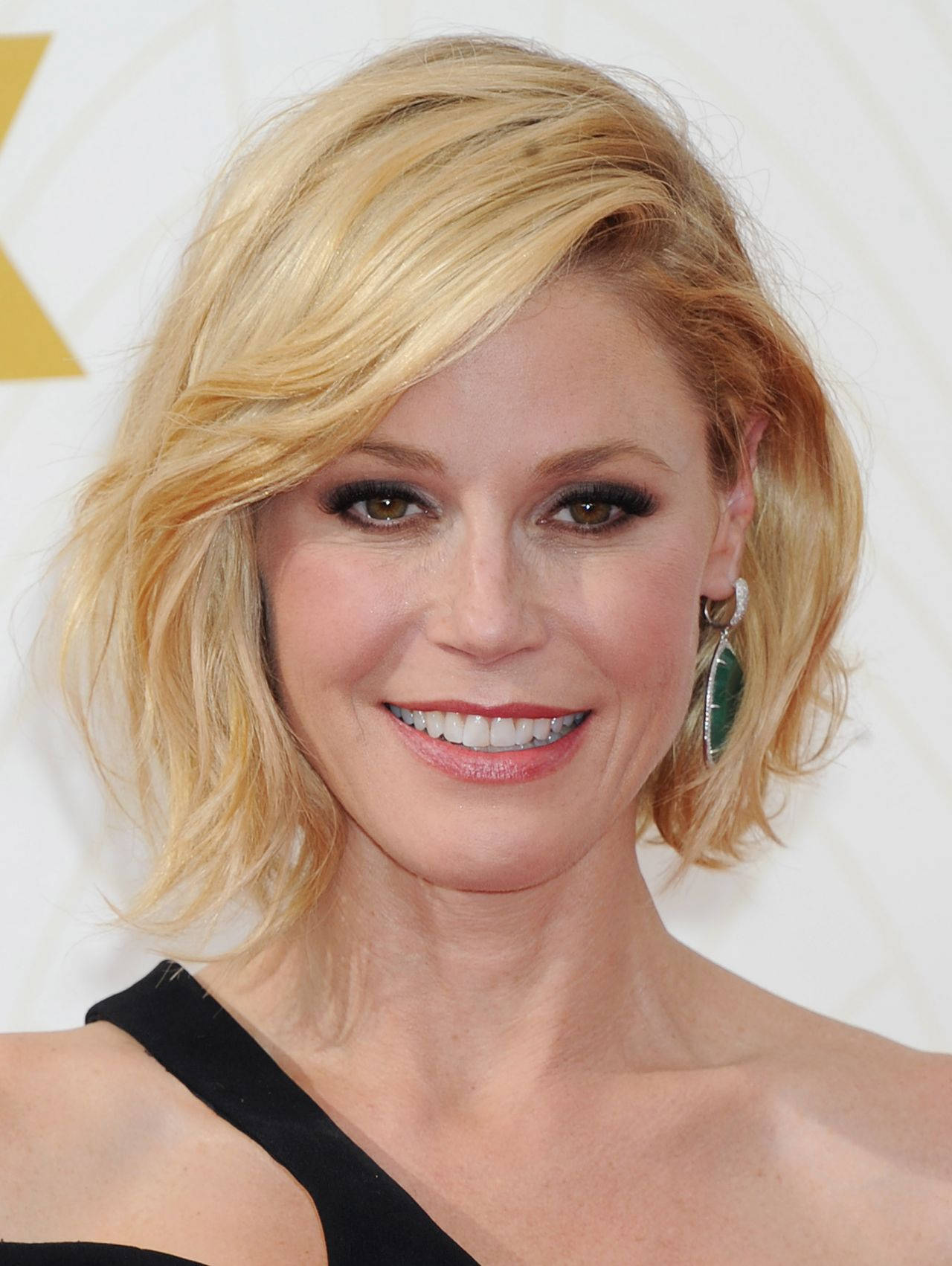 Julie Bowen to Star in CBS Comedy Pilot Raised by Wolves  Variety