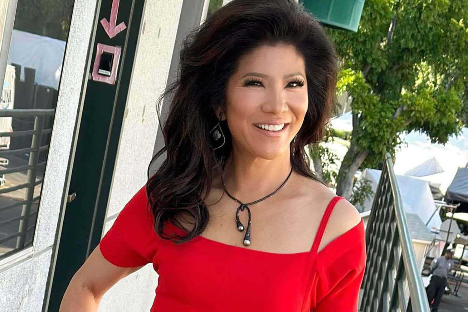 Julie Chen Red Top Smile Outdoors Wallpaper