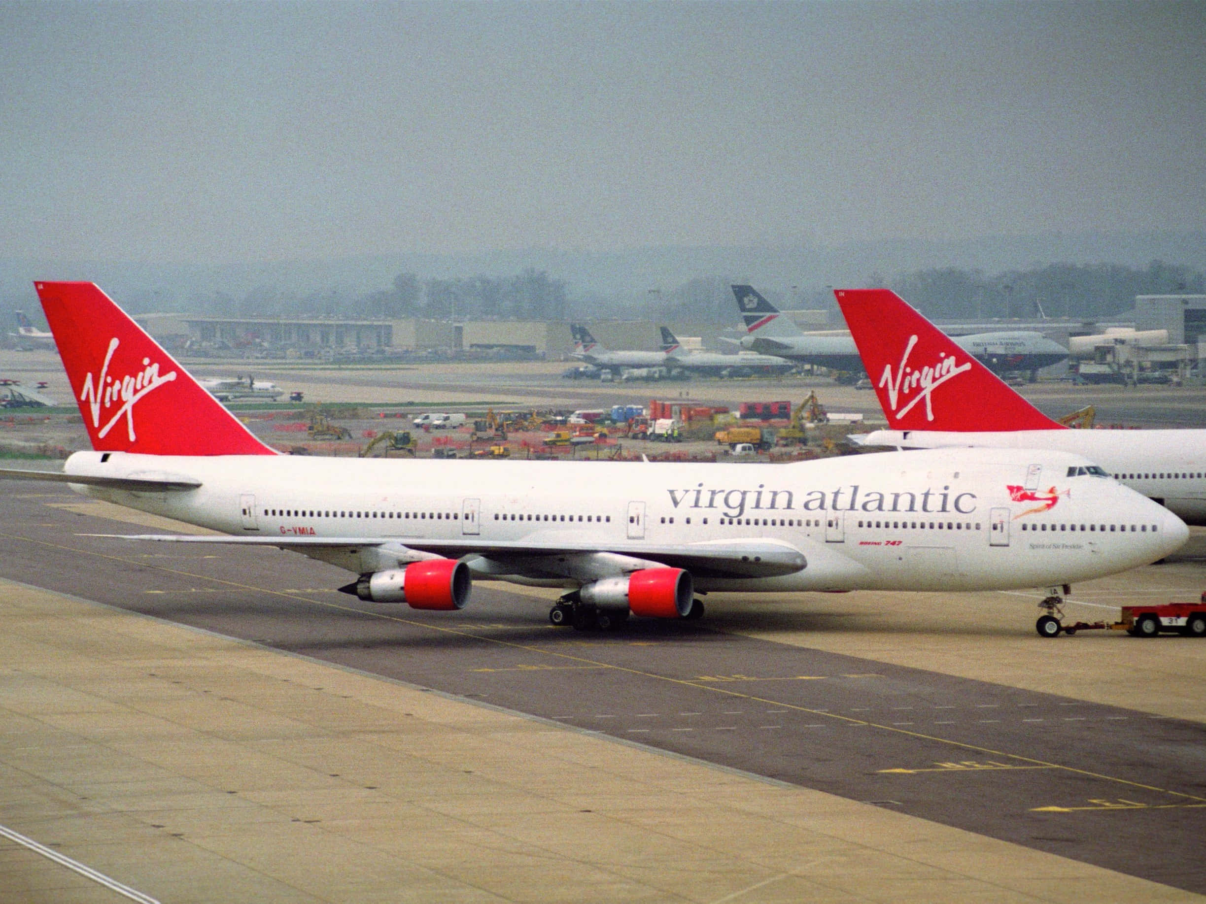 Imponentejumbo Jet Surcando El Cielo.