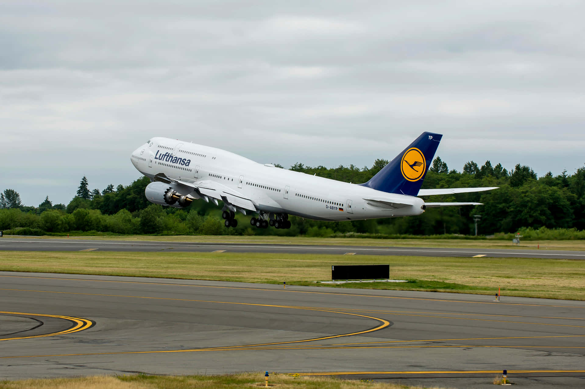 Aviónjumbo Volando Por El Cielo