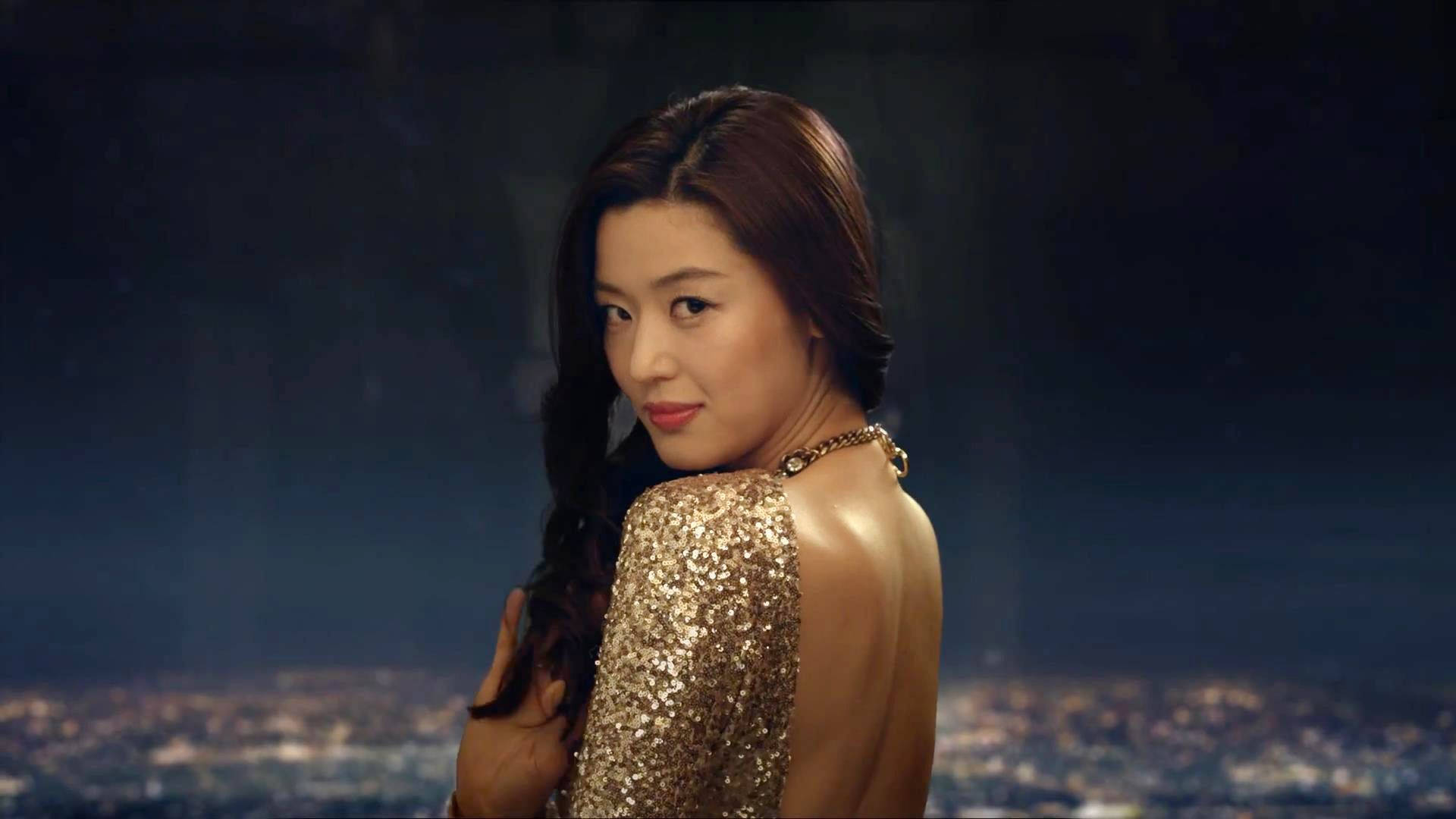 Jun Ji Hyun i glamourøs kjole raner baggrunden af ​​skærmen. Wallpaper