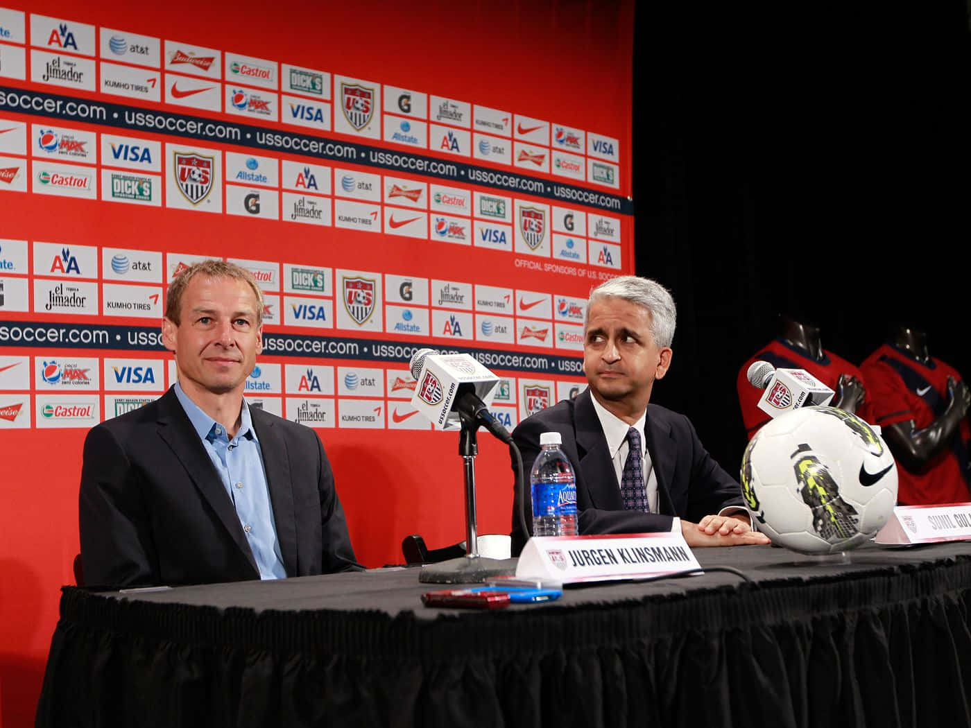Jurgen Klinsmann Beside Sunil Gulati Wallpaper